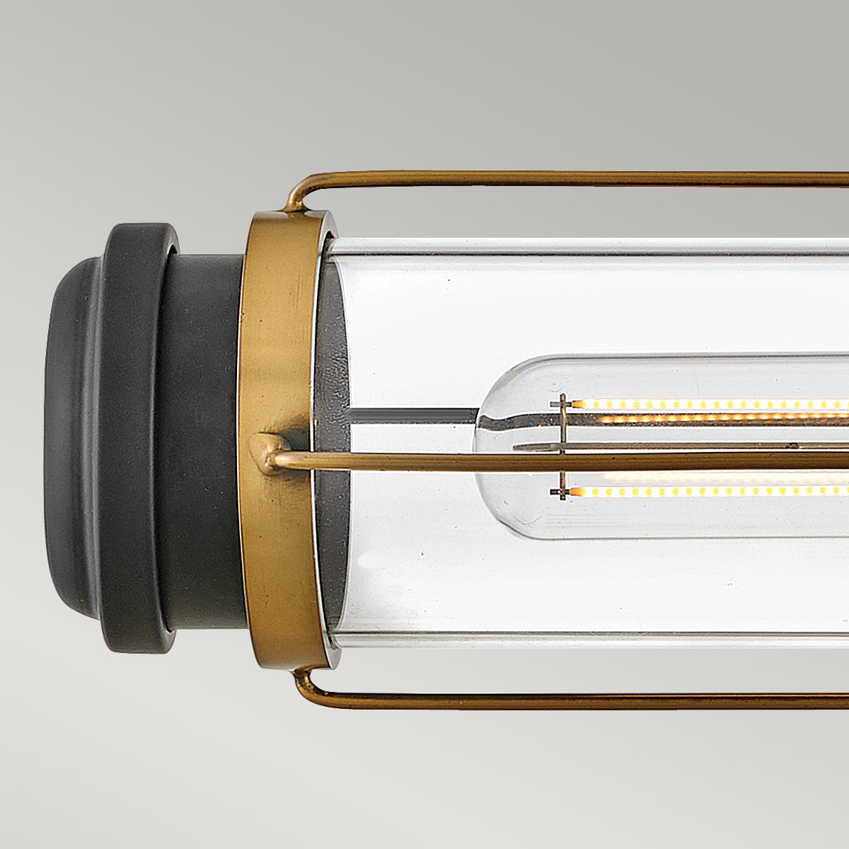 Masthead 60cm Laiton lampe de salle de bain De Elstead Lighting - Masthead est une lampe de salle de bain exclusive et élégante qui allie design industriel et élégance moderne.