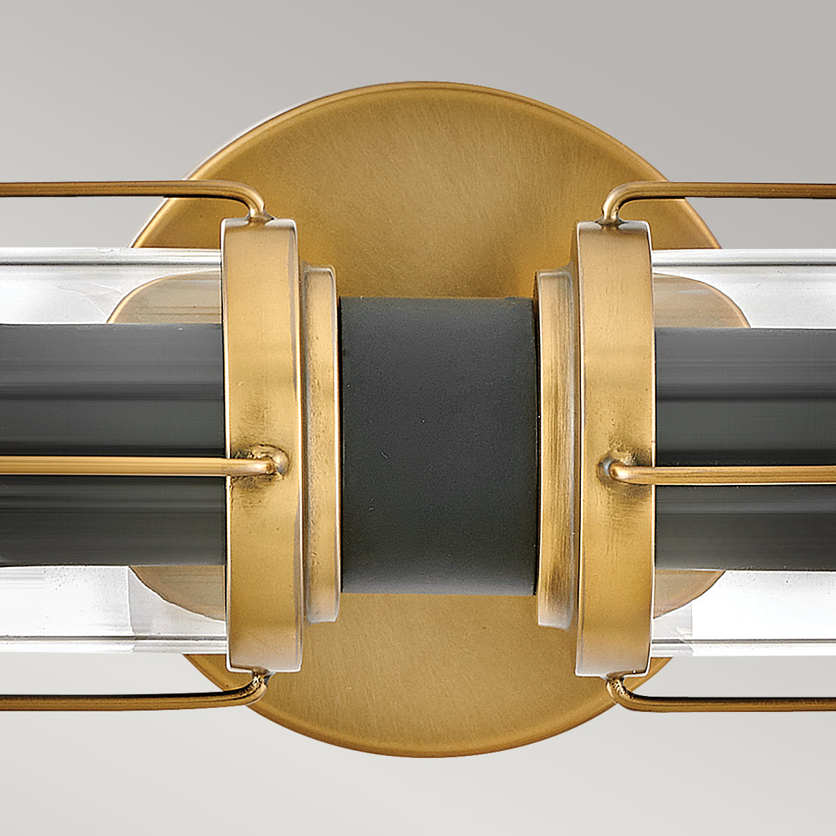 Masthead 60cm Laiton lampe de salle de bain De Elstead Lighting - Masthead est une lampe de salle de bain exclusive et élégante qui allie design industriel et élégance moderne.