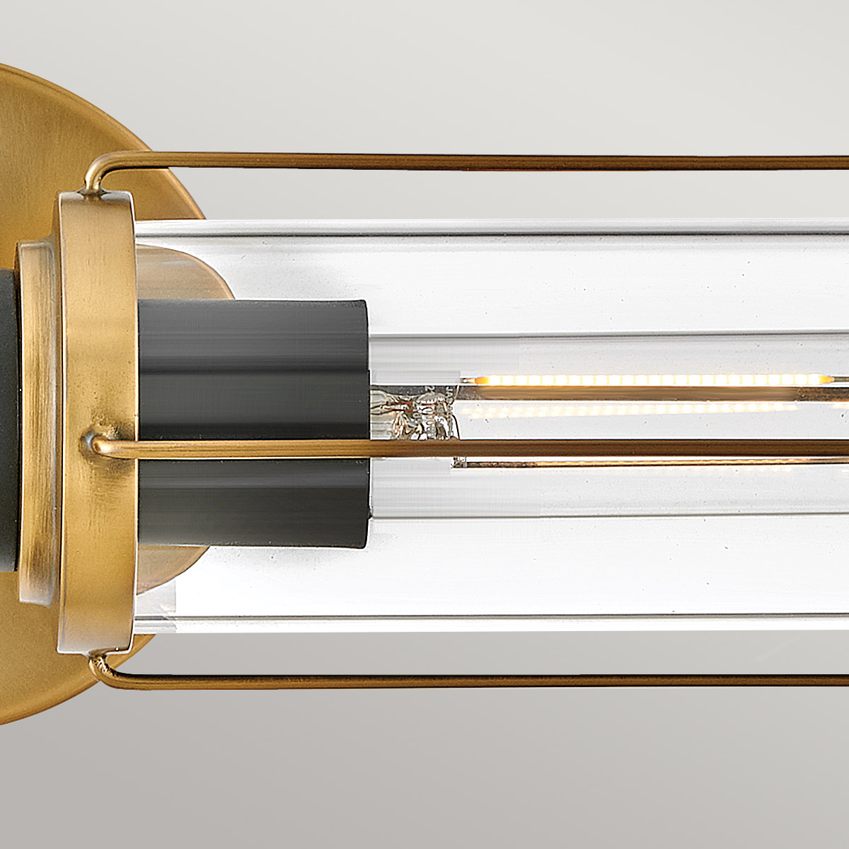 Masthead 60cm Laiton lampe de salle de bain De Elstead Lighting - Masthead est une lampe de salle de bain exclusive et élégante qui allie design industriel et élégance moderne.