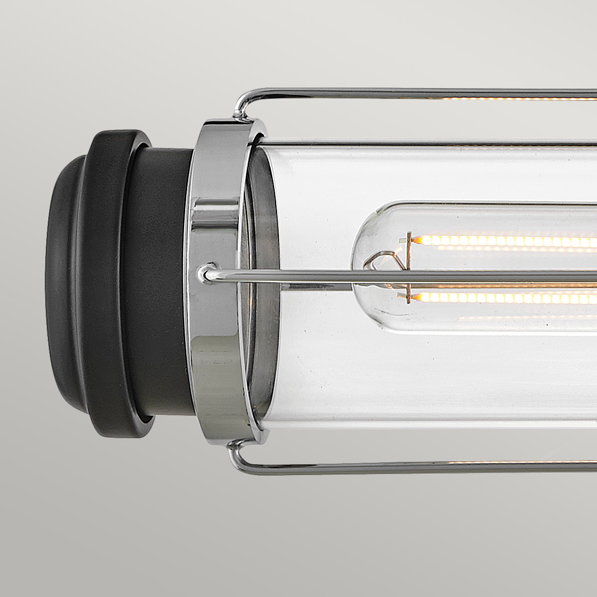 Masthead 60cm Chrome lampe de salle de bain De Elstead Lighting - Masthead est une lampe de salle de bain exclusive et élégante qui allie design industriel et élégance moderne.