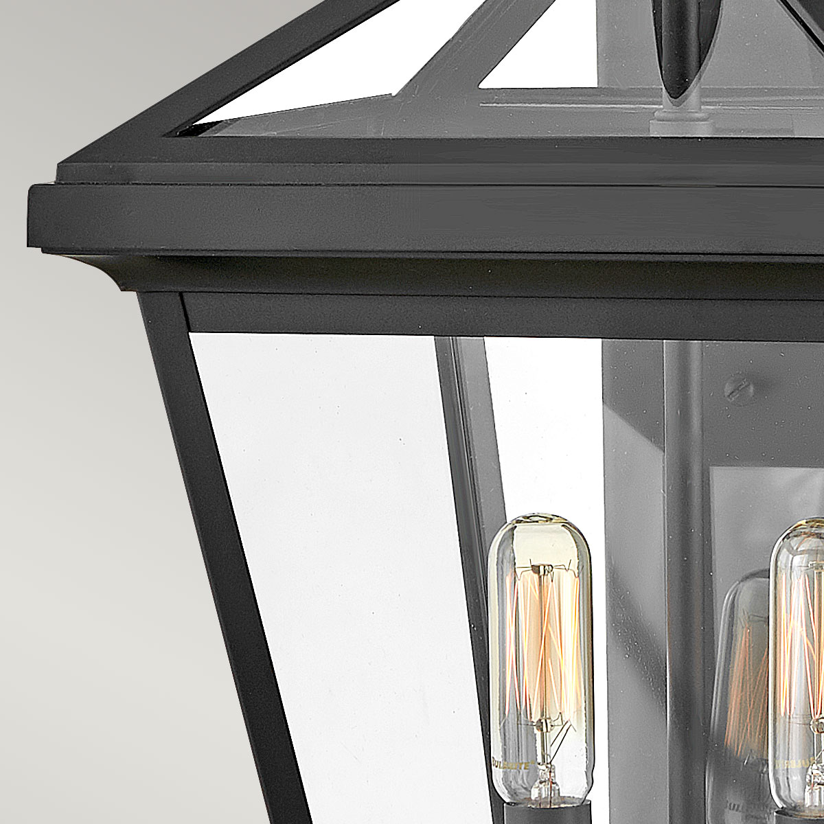 Palma Noir lampe d’extérieur De Elstead Lighting - Fabriqué en aluminium avec du verre transparent, Palma offre à la fois durabilité et une touche de charme à l'ancienne, parfait pour une utilisation en extérieur.
