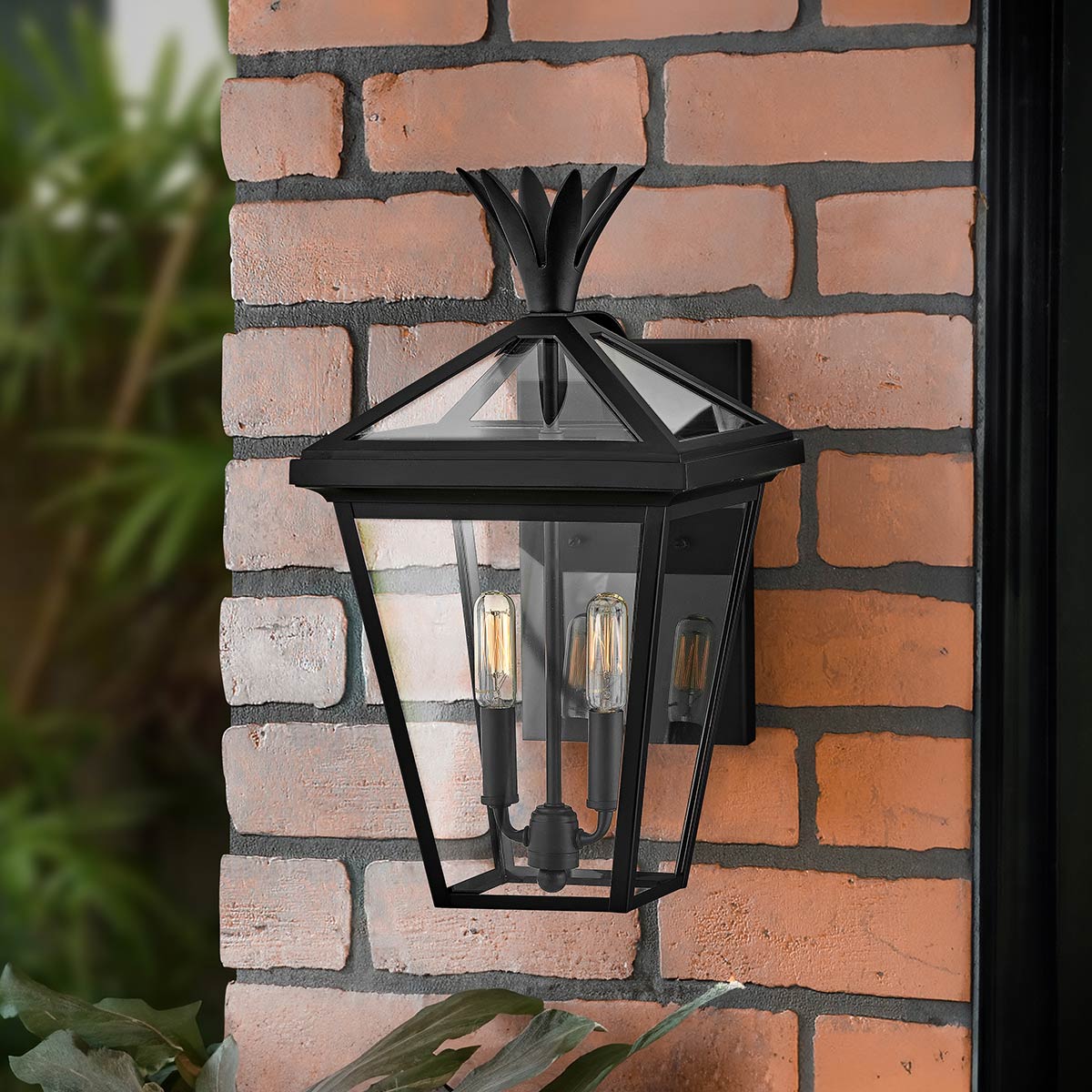 Palma Noir lampe d’extérieur De Elstead Lighting - Fabriqué en aluminium avec du verre transparent, Palma offre à la fois durabilité et une touche de charme à l'ancienne, parfait pour une utilisation en extérieur.