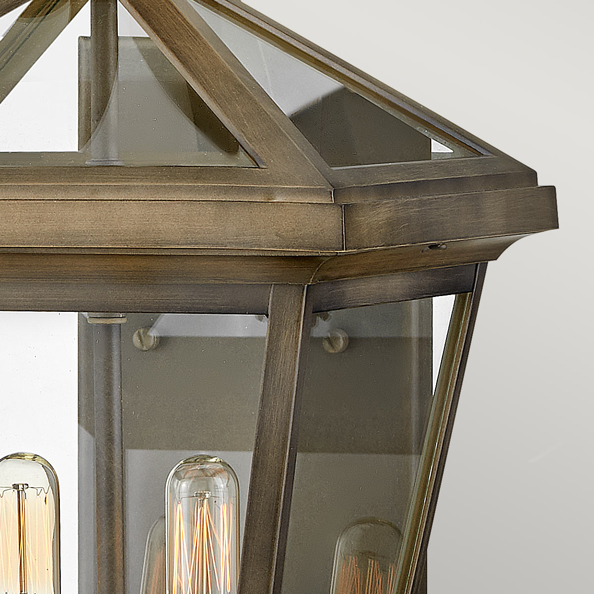 Palma Bronze lampe d’extérieur De Elstead Lighting - Fabriqué en aluminium avec du verre transparent, Palma offre à la fois durabilité et une touche de charme à l'ancienne, parfait pour une utilisation en extérieur.
