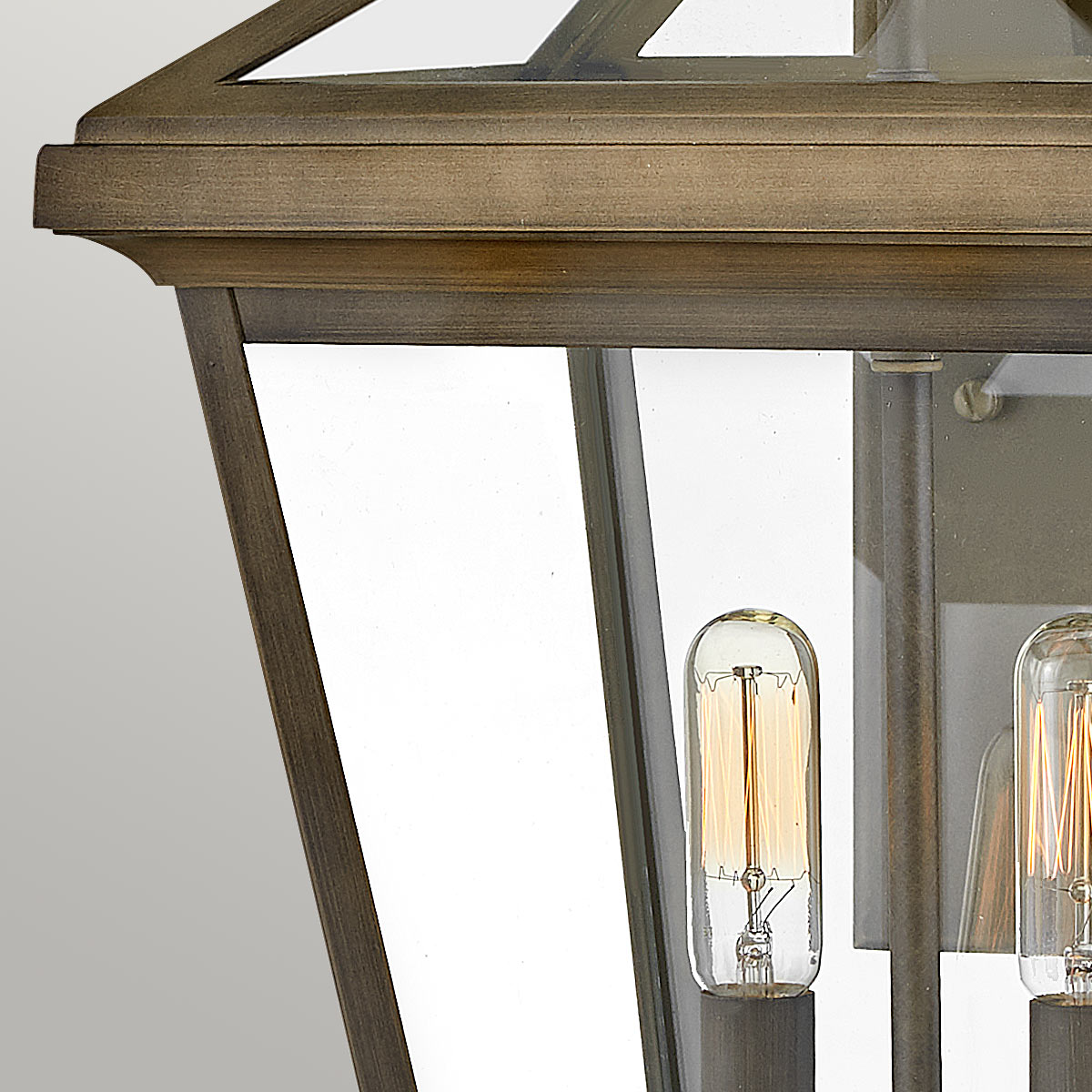 Palma Bronze lampe d’extérieur De Elstead Lighting - Fabriqué en aluminium avec du verre transparent, Palma offre à la fois durabilité et une touche de charme à l'ancienne, parfait pour une utilisation en extérieur.