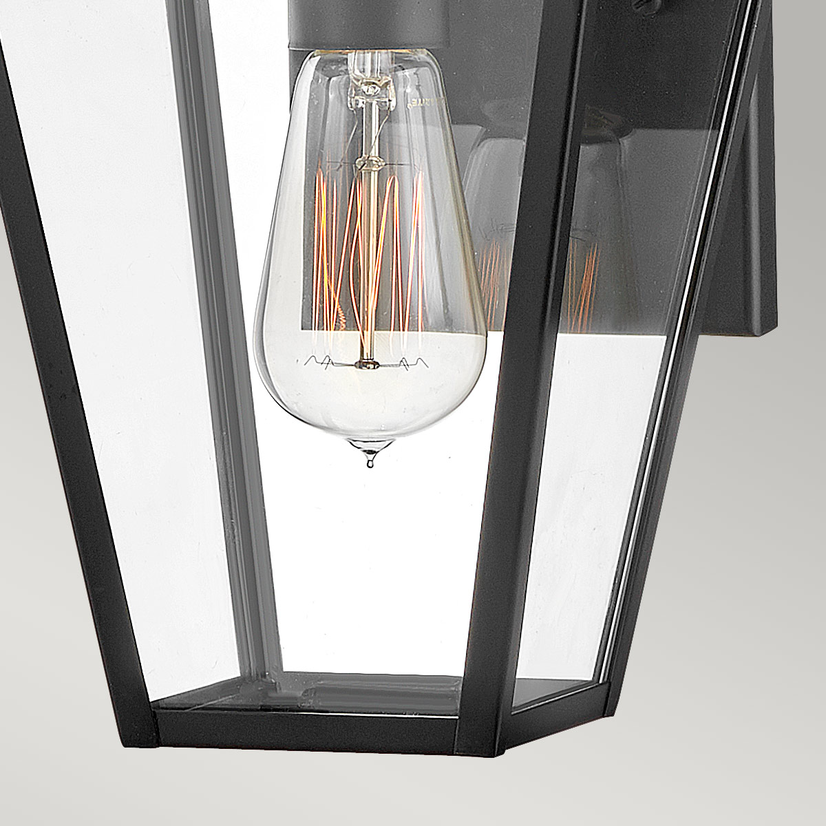 Palma Noir lampe d’extérieur De Elstead Lighting - Fabriqué en aluminium avec du verre transparent, Palma offre à la fois durabilité et une touche de charme à l'ancienne, parfait pour une utilisation en extérieur.