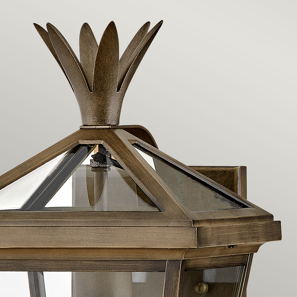 Palma Bronze lampe d’extérieur De Elstead Lighting - Fabriqué en aluminium avec du verre transparent, Palma offre à la fois durabilité et une touche de charme à l'ancienne, parfait pour une utilisation en extérieur.