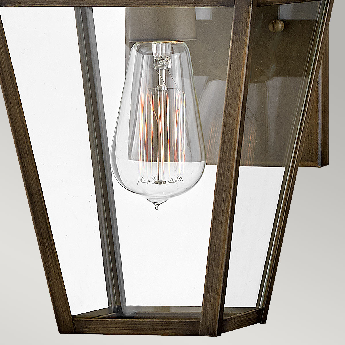 Palma Bronze lampe d’extérieur De Elstead Lighting - Fabriqué en aluminium avec du verre transparent, Palma offre à la fois durabilité et une touche de charme à l'ancienne, parfait pour une utilisation en extérieur.