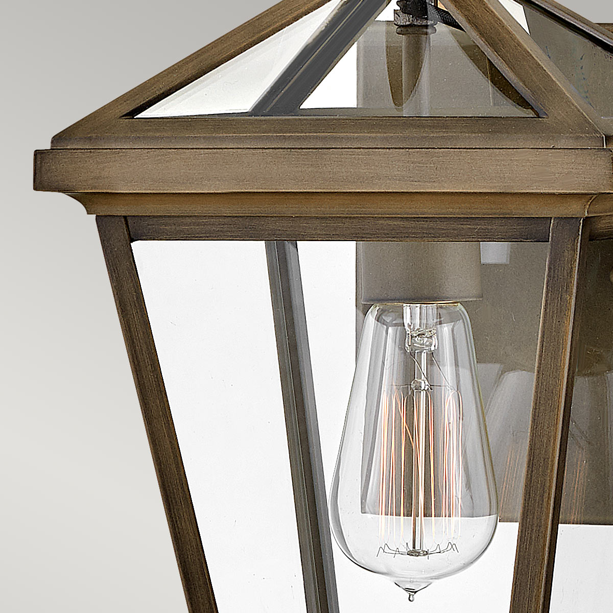 Palma Bronze lampe d’extérieur De Elstead Lighting - Fabriqué en aluminium avec du verre transparent, Palma offre à la fois durabilité et une touche de charme à l'ancienne, parfait pour une utilisation en extérieur.