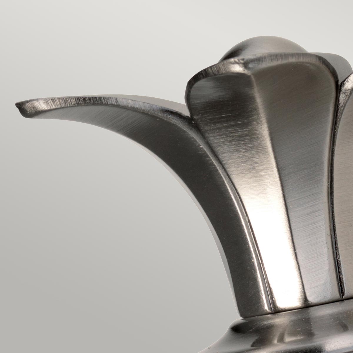 Plantation Ø12 Nickel antique poli lampe de salle de bain De Elstead Lighting - La ferronnerie sophistiquée en nickel poli est complétée par des détails décoratifs en forme de feuilles qui transmettent une sensation de luxe.