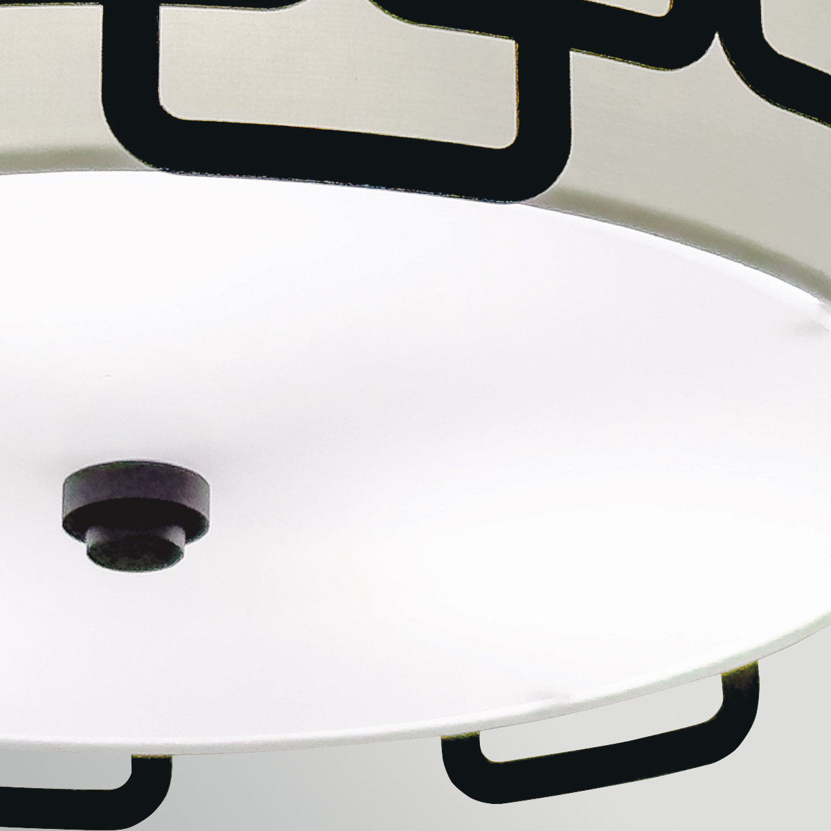 Sabina Ø38 Noir plafonnier De Elstead Lighting - Une base en plastique blanc assure une diffusion homog&egrave;ne et sans &eacute;blouissement de la lumi&egrave;re dans toute la pi&egrave;ce.