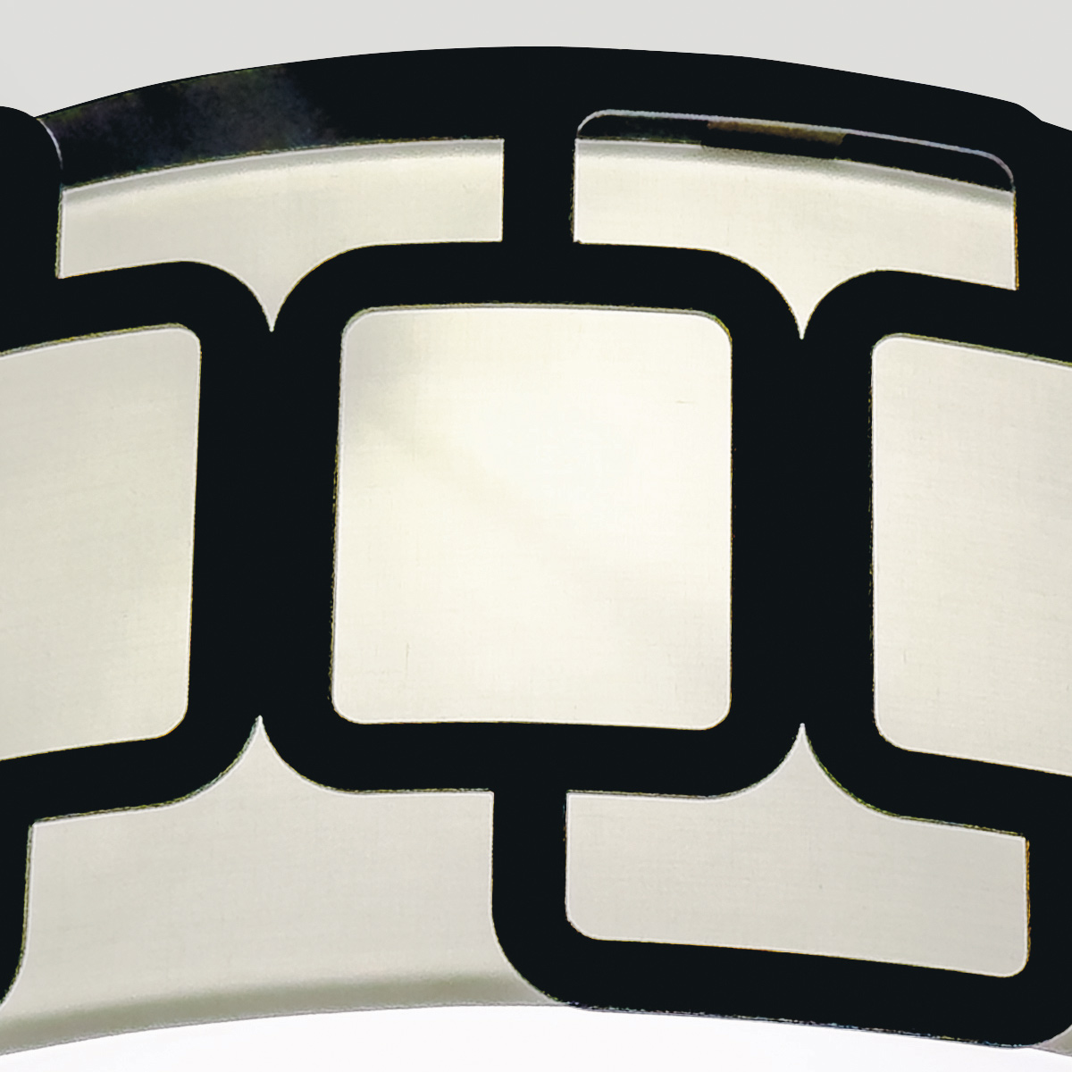 Sabina Ø38 Noir plafonnier De Elstead Lighting - Une base en plastique blanc assure une diffusion homog&egrave;ne et sans &eacute;blouissement de la lumi&egrave;re dans toute la pi&egrave;ce.