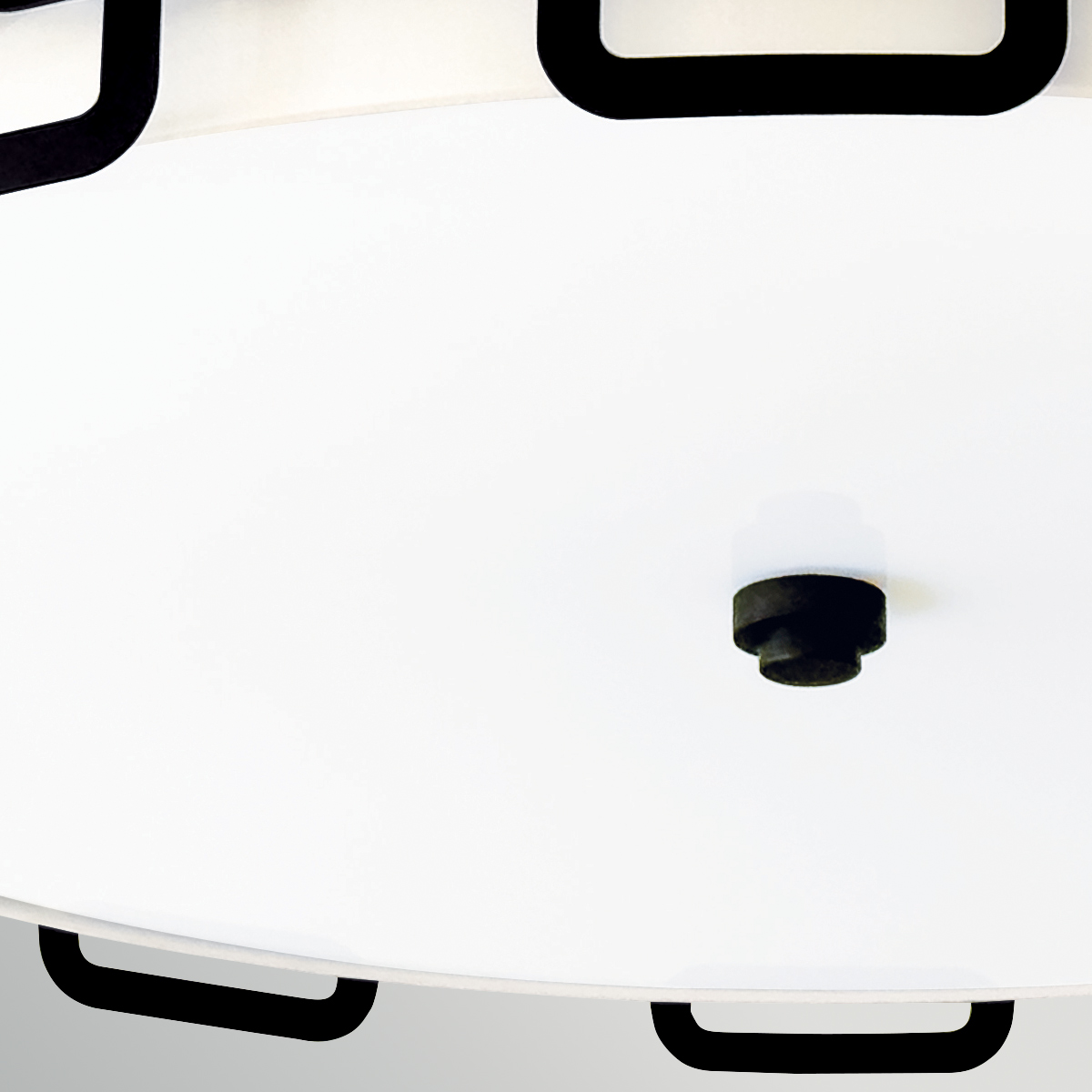 Sabina Ø57 Noir plafonnier De Elstead Lighting - Une base en plastique blanc assure une diffusion homog&egrave;ne et sans &eacute;blouissement de la lumi&egrave;re dans toute la pi&egrave;ce.