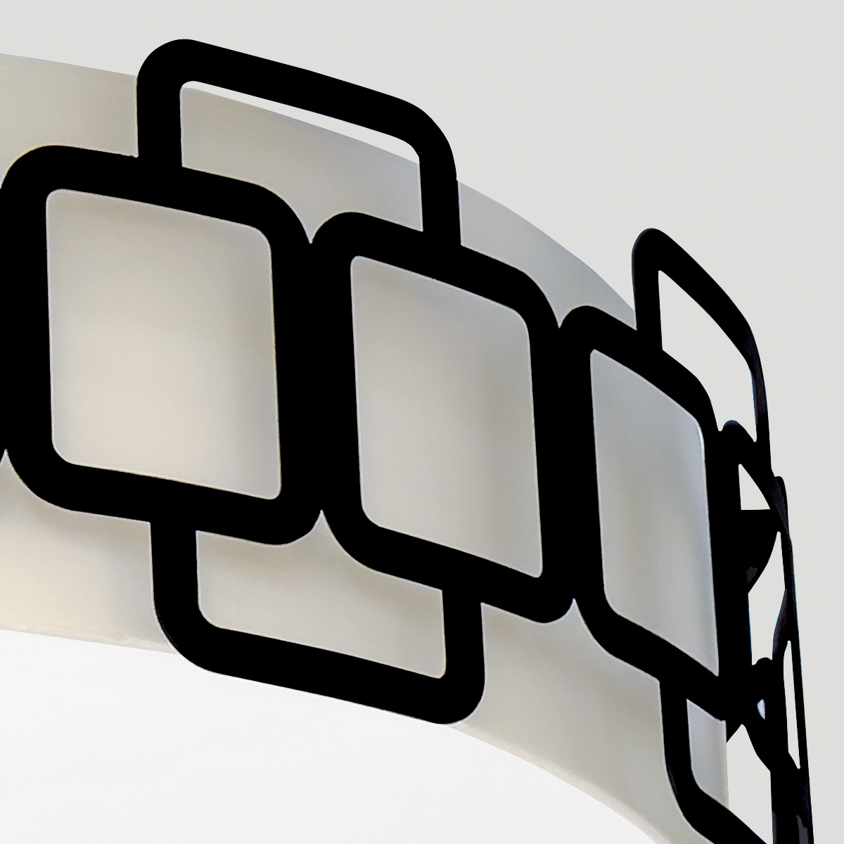 Sabina Ø57 Noir plafonnier De Elstead Lighting - Une base en plastique blanc assure une diffusion homog&egrave;ne et sans &eacute;blouissement de la lumi&egrave;re dans toute la pi&egrave;ce.