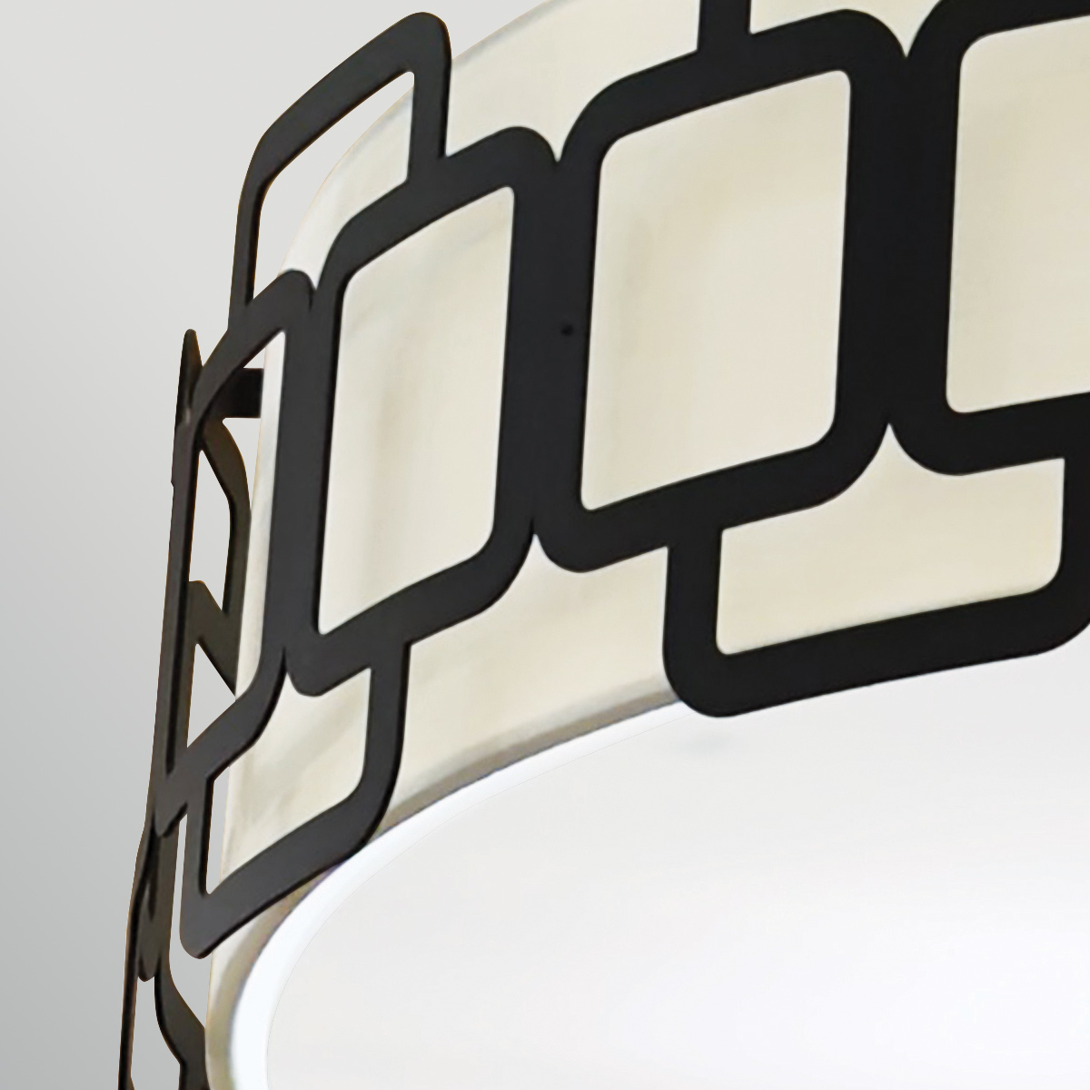 Sabina Ø57 Noir suspension De Elstead Lighting - Sa structure g&eacute;om&eacute;trique en acier noir dessine un motif raffin&eacute; autour de l'abat-jour en tissu couleur cr&egrave;me, lui conf&eacute;rant une allure r&eacute;solument moderne.