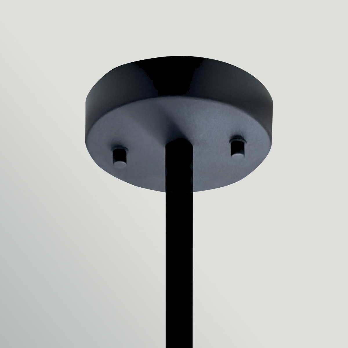 Sabina Ø57 Noir suspension De Elstead Lighting - Sa structure g&eacute;om&eacute;trique en acier noir dessine un motif raffin&eacute; autour de l'abat-jour en tissu couleur cr&egrave;me, lui conf&eacute;rant une allure r&eacute;solument moderne.