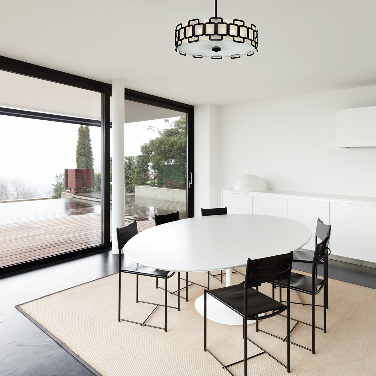 Sabina Ø57 Noir suspension De Elstead Lighting - Sa structure g&eacute;om&eacute;trique en acier noir dessine un motif raffin&eacute; autour de l'abat-jour en tissu couleur cr&egrave;me, lui conf&eacute;rant une allure r&eacute;solument moderne.