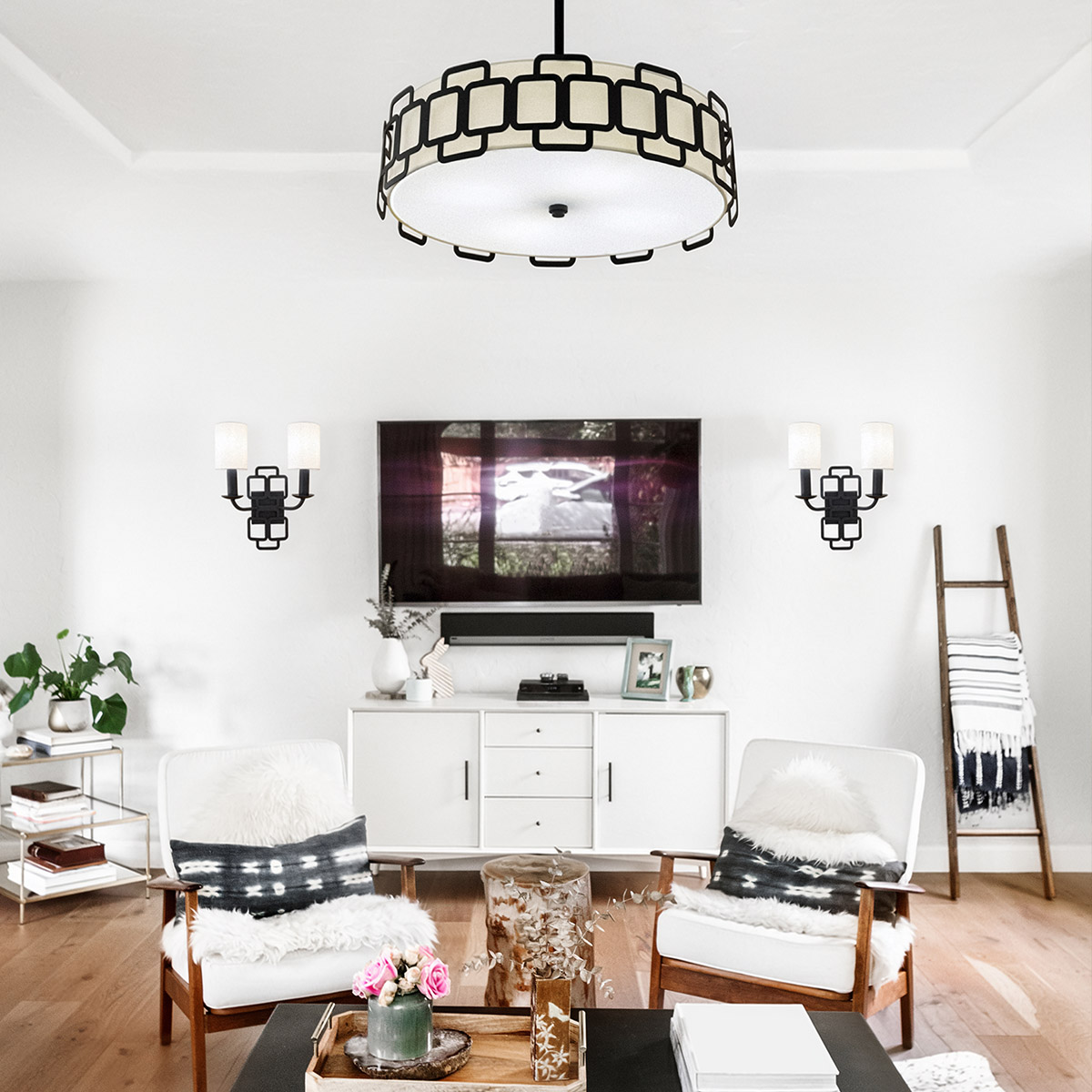 Sabina Ø57 Noir suspension De Elstead Lighting - Sa structure g&eacute;om&eacute;trique en acier noir dessine un motif raffin&eacute; autour de l'abat-jour en tissu couleur cr&egrave;me, lui conf&eacute;rant une allure r&eacute;solument moderne.