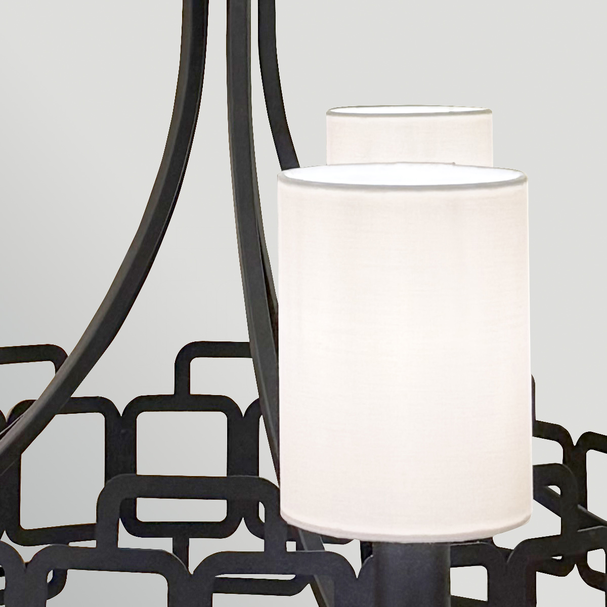 Sabina Ø72 Noir suspension De Elstead Lighting - Sa structure en acier noir est orn&eacute;e d'un motif g&eacute;om&eacute;trique, lui conf&eacute;rant une allure moderne et distinctive.