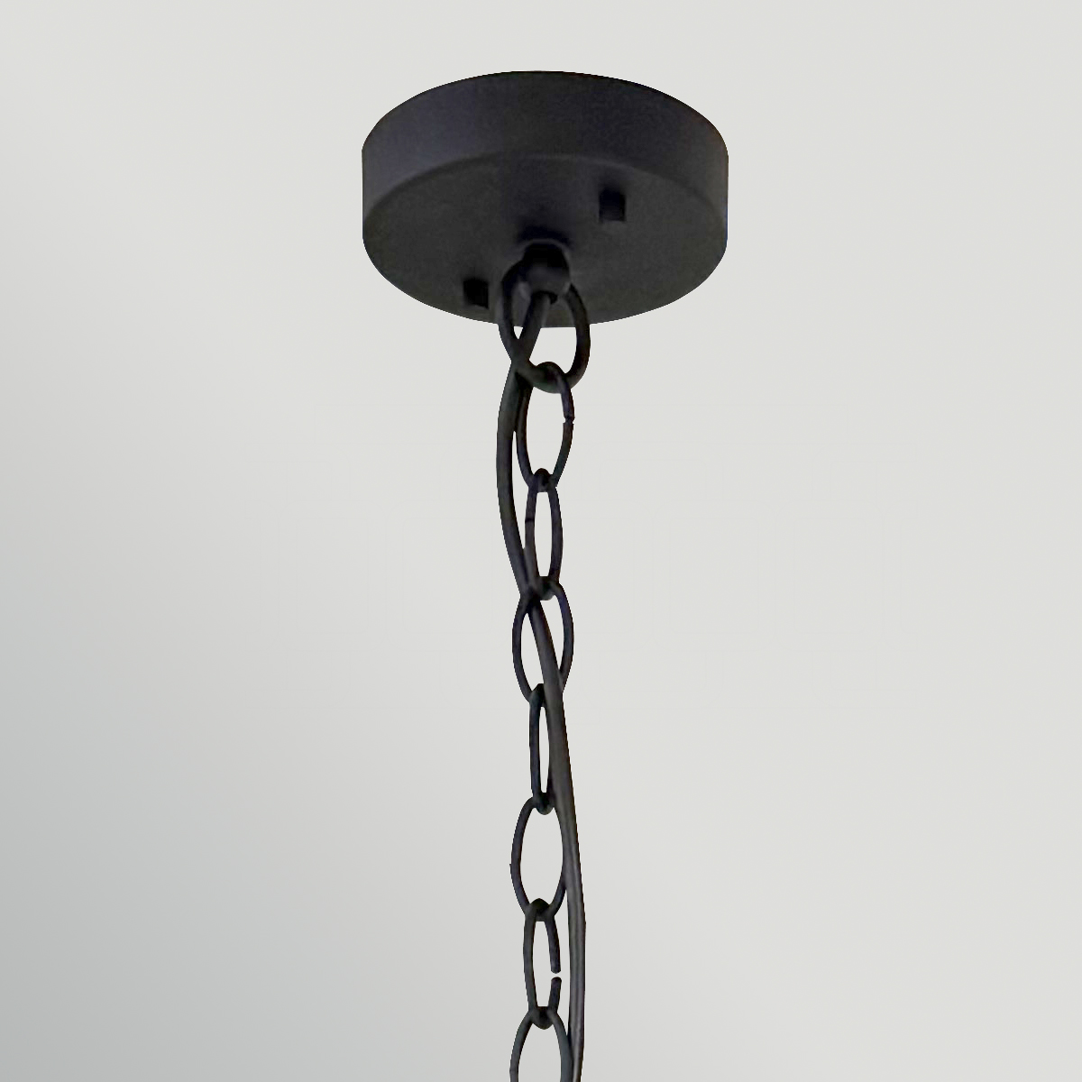Sabina Ø72 Noir suspension De Elstead Lighting - Sa structure en acier noir est orn&eacute;e d'un motif g&eacute;om&eacute;trique, lui conf&eacute;rant une allure moderne et distinctive.