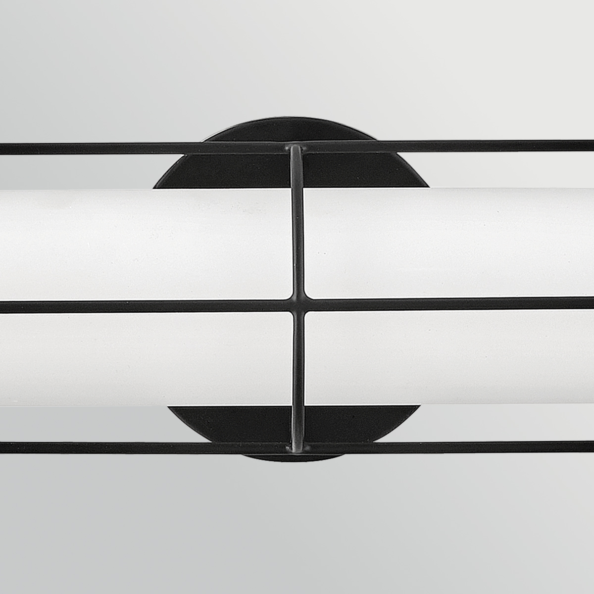 Saylor 60cm Noir lampe de salle de bain De Elstead Lighting - Fabriqu&eacute;e en m&eacute;tal noir mat, elle est dot&eacute;e d'un abat-jour allong&eacute; en verre opale qui diffuse une lumi&egrave;re douce et homog&egrave;ne.