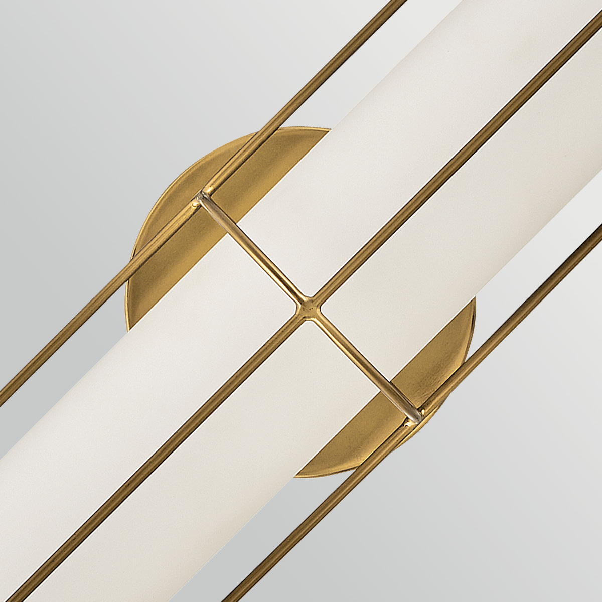 Saylor 60cm Laiton lampe de salle de bain De Elstead Lighting - Fabriqu&eacute;e en m&eacute;tal avec une finition laiton chaleureuse, elle est dot&eacute;e d'un abat-jour allong&eacute; en verre opale qui diffuse une lumi&egrave;re douce et homog&egrave;ne.