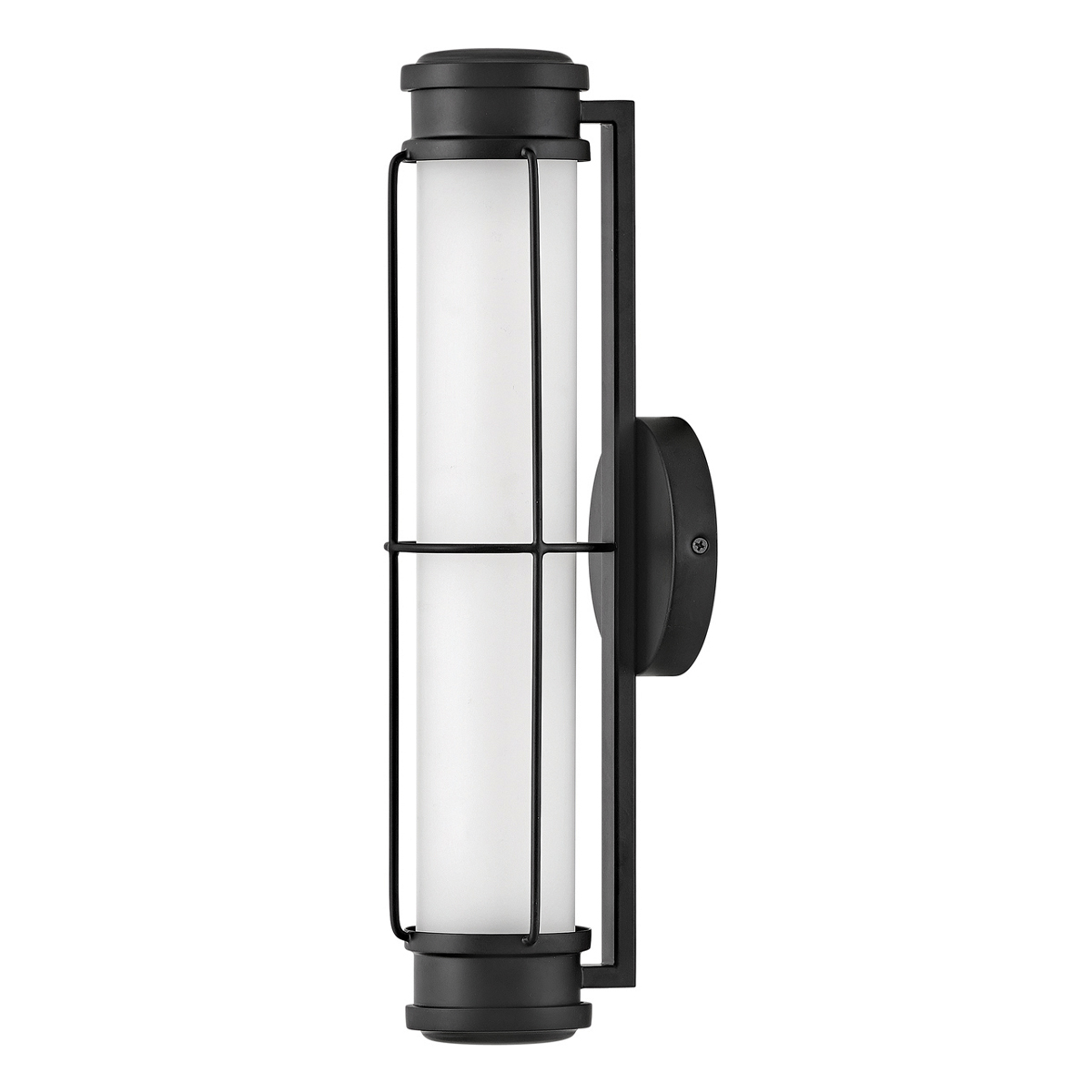 Saylor 43cm Noir lampe de salle de bain De Elstead Lighting - Fabriqu&eacute;e en m&eacute;tal noir mat, elle est dot&eacute;e d'un abat-jour allong&eacute; en verre opale qui diffuse une lumi&egrave;re douce et homog&egrave;ne.