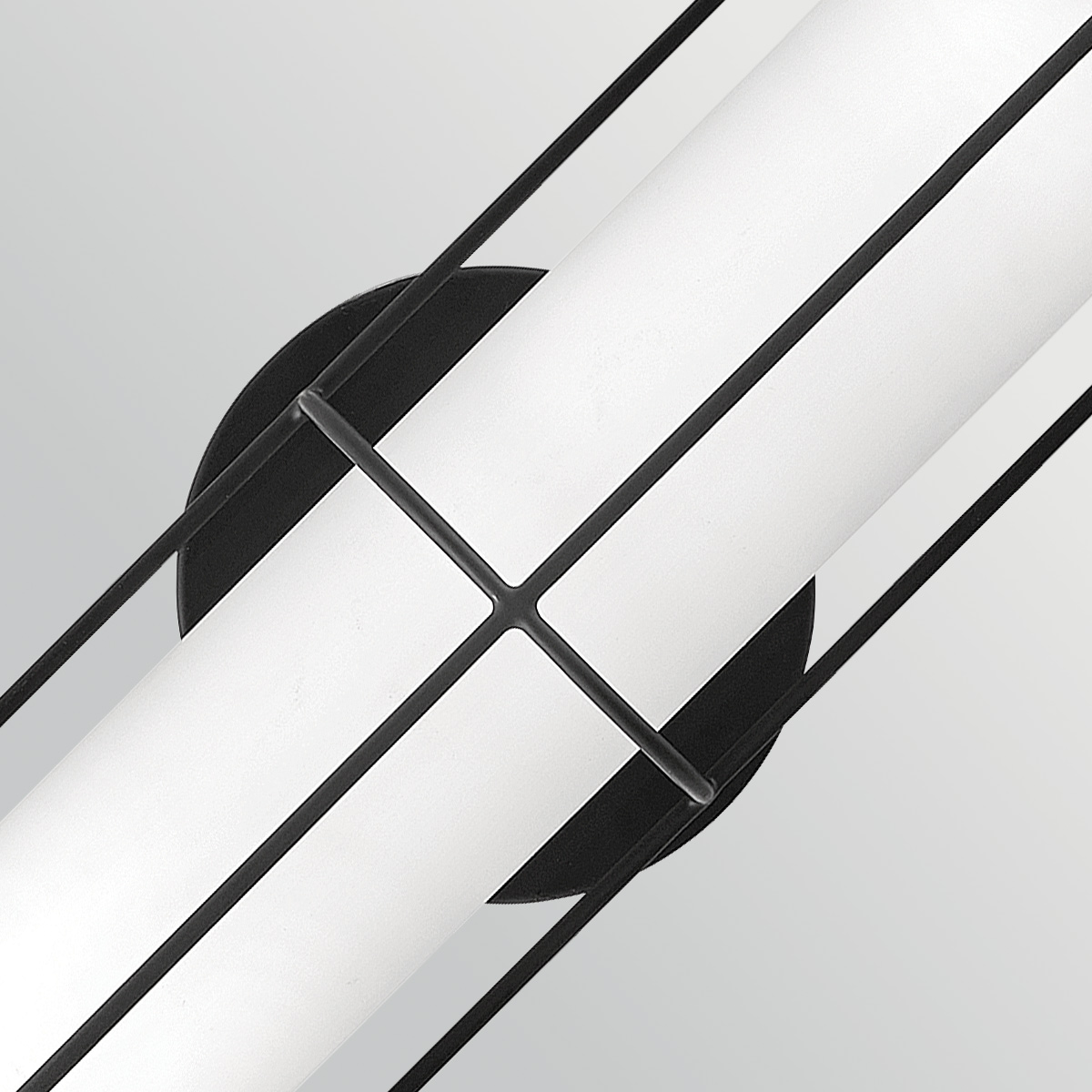 Saylor 43cm Noir lampe de salle de bain De Elstead Lighting - Fabriqu&eacute;e en m&eacute;tal noir mat, elle est dot&eacute;e d'un abat-jour allong&eacute; en verre opale qui diffuse une lumi&egrave;re douce et homog&egrave;ne.