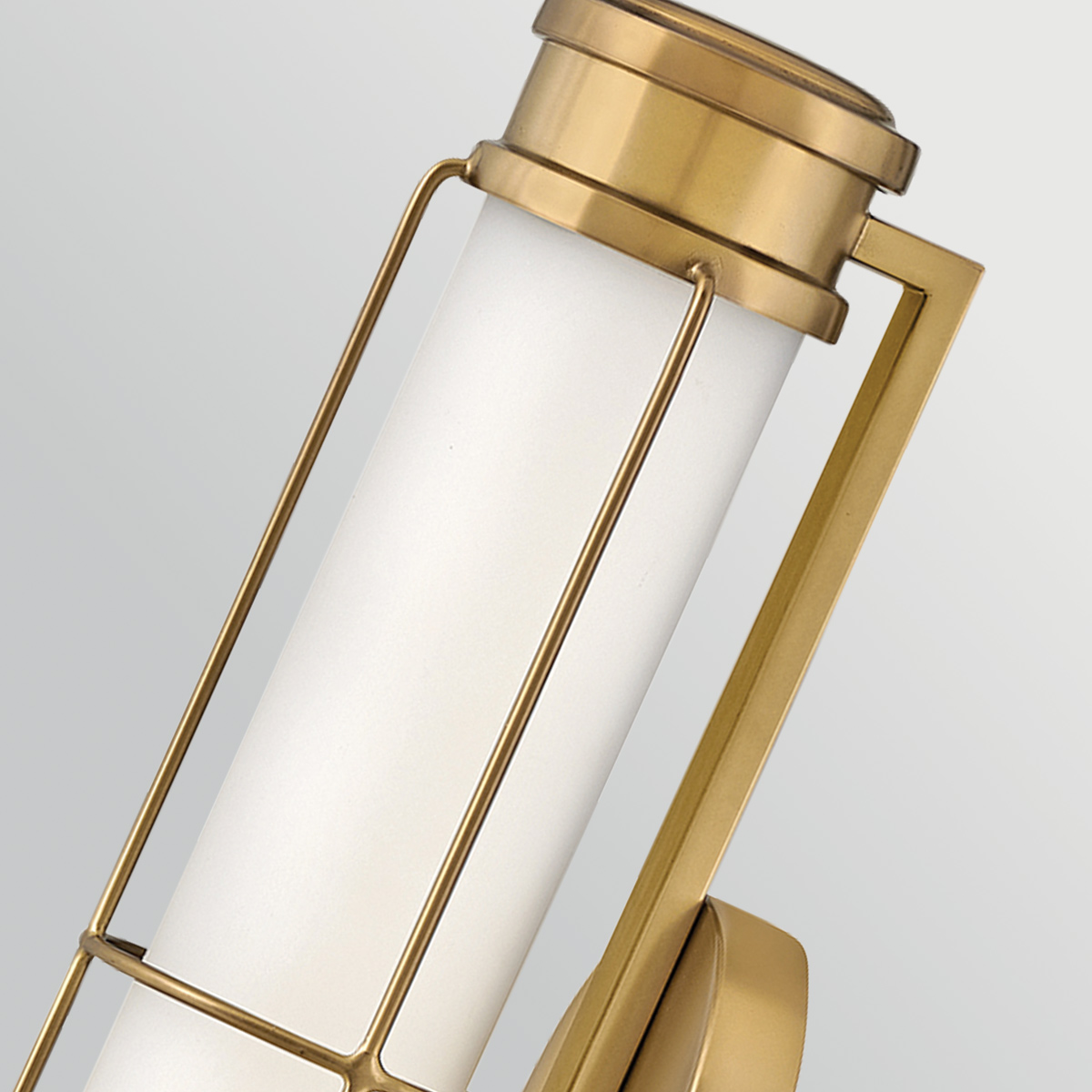 Saylor 43cm Laiton lampe de salle de bain De Elstead Lighting - Fabriqu&eacute;e en m&eacute;tal avec une finition laiton chaleureuse, elle est dot&eacute;e d'un abat-jour allong&eacute; en verre opale qui diffuse une lumi&egrave;re douce et homog&egrave;ne.