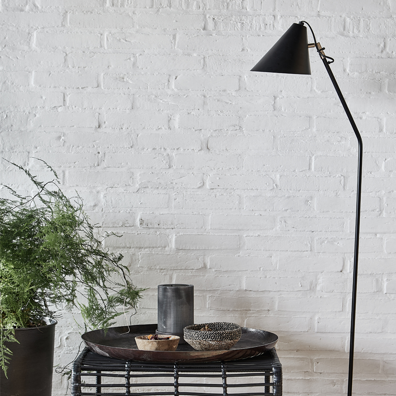 Club Noir lampadaire De House Doctor - La tête de la lampe peut être inclinée vers le haut et vers le bas, ce qui permet d'ajuster la direction de la lumière.