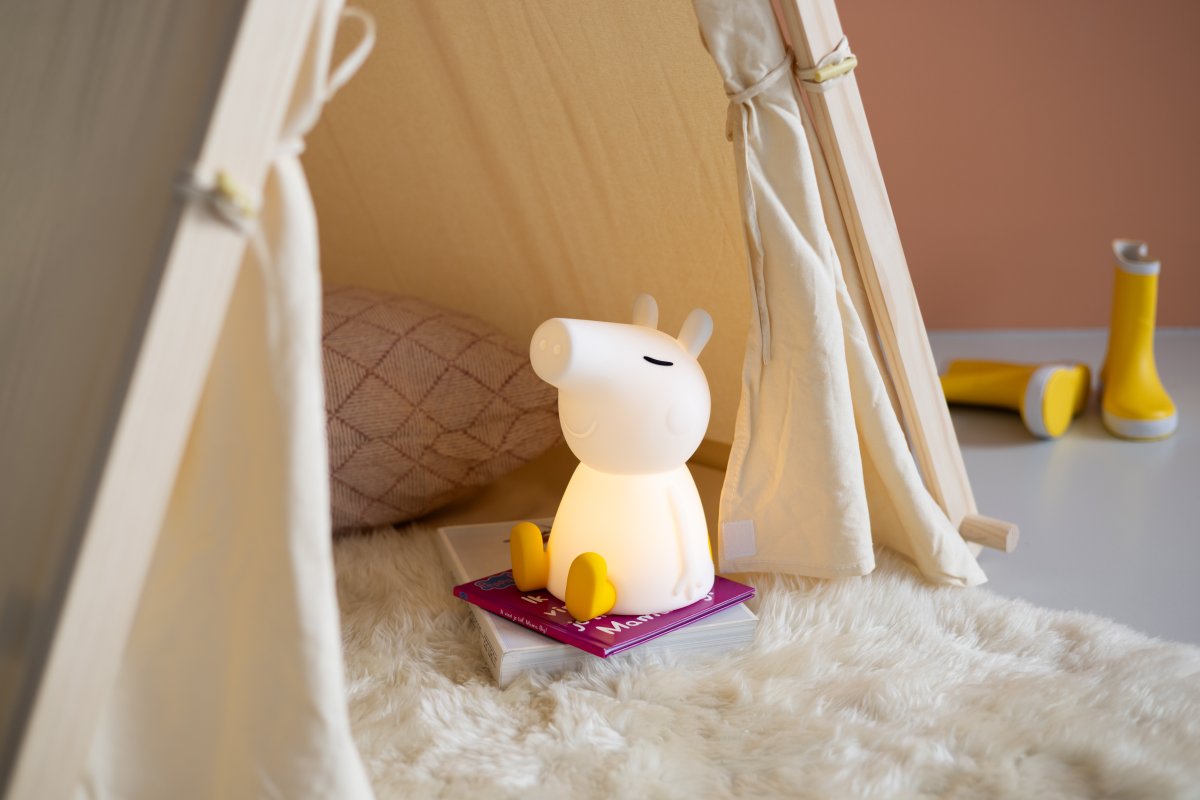 Peppa Pig First Light Blanc lampe pour enfant De Mr Maria - Le design de Peppa Pig vient du monde de conte de f&eacute;es de la petite Greta Pig, un cochon joyeux qui adore se d&eacute;guiser, jouer et surtout sauter dans les flaques de boue.