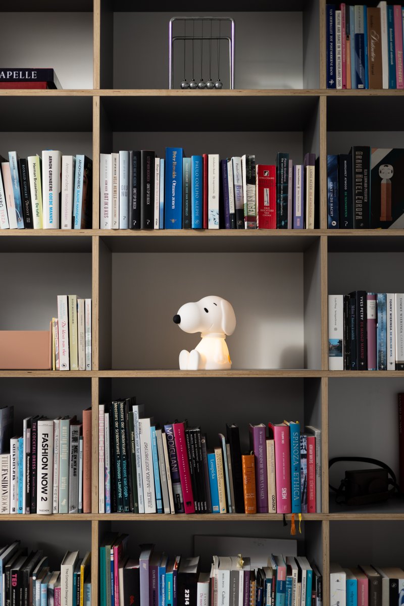 Snoopy First Light Blanc lampe pour enfant De Mr Maria - La veilleuse est inspirée de l'icône de bande dessinée Snoopy, le chien violet à l'imagination débordante.