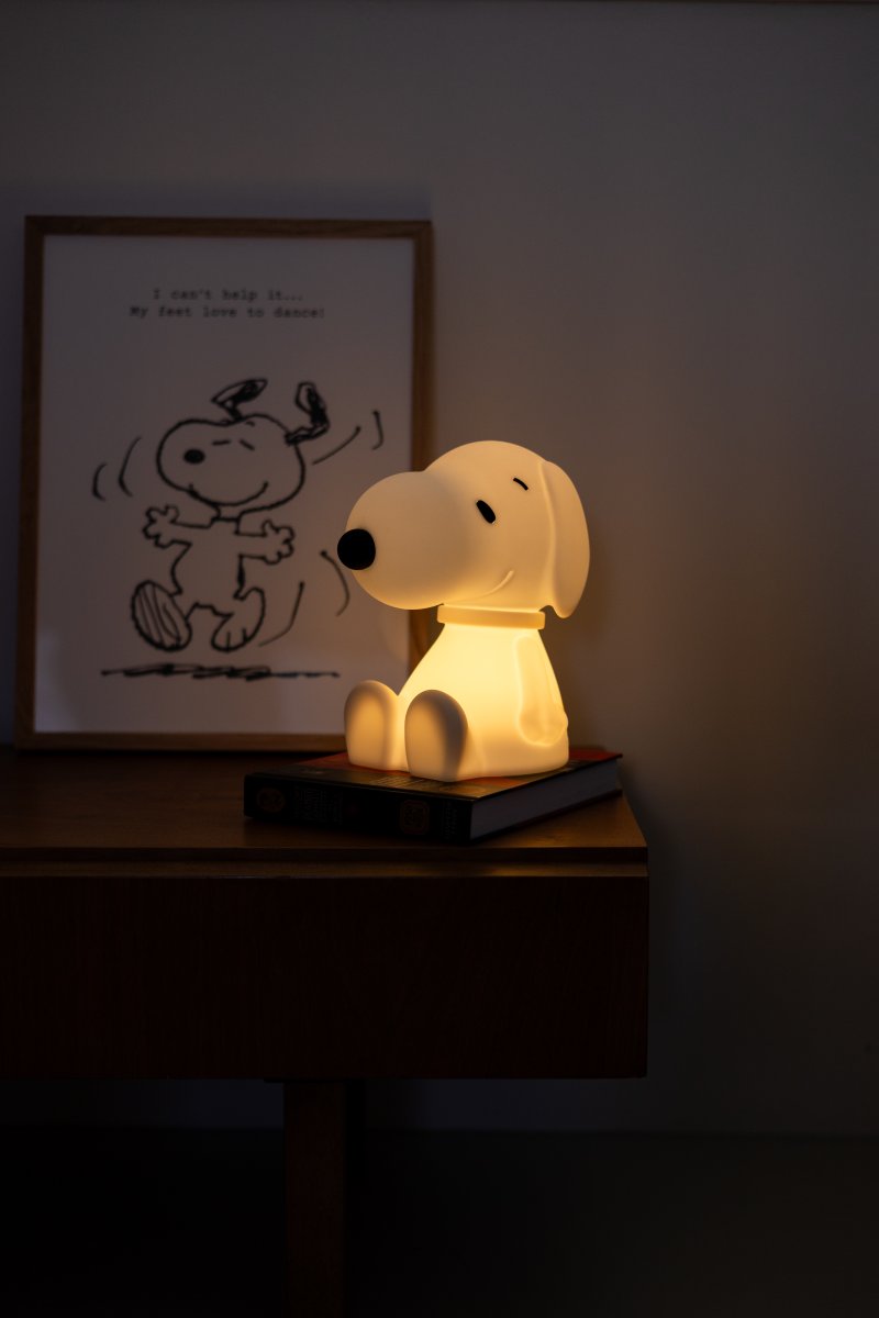 Snoopy First Light Blanc lampe pour enfant De Mr Maria - La veilleuse est inspirée de l'icône de bande dessinée Snoopy, le chien violet à l'imagination débordante.
