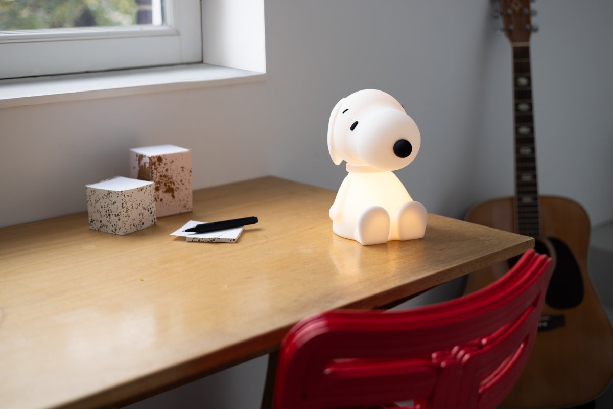 Snoopy First Light Blanc lampe pour enfant De Mr Maria - La veilleuse est inspirée de l'icône de bande dessinée Snoopy, le chien violet à l'imagination débordante.