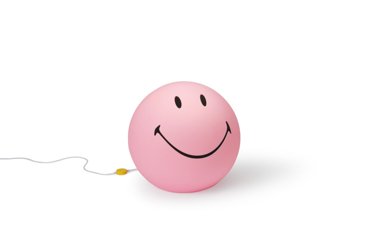 Smiley High Light Rose lampe pour enfant De Mr Maria - Smiley illumine la pi&egrave;ce d'une lumi&egrave;re chaleureuse et agr&eacute;able et vous sourit d&egrave;s votre arriv&eacute;e.
