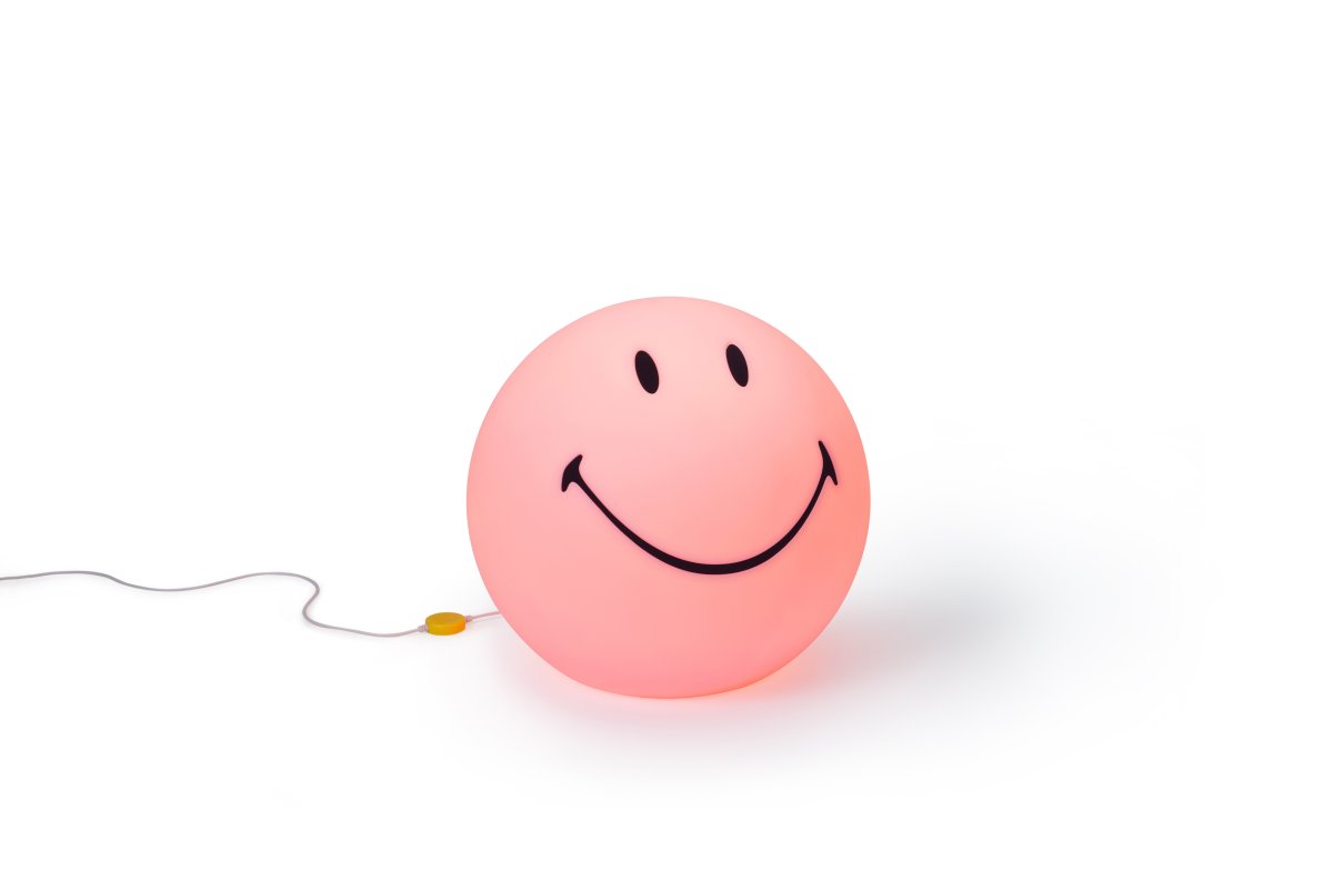 Smiley High Light Rose lampe pour enfant De Mr Maria - Smiley illumine la pi&egrave;ce d'une lumi&egrave;re chaleureuse et agr&eacute;able et vous sourit d&egrave;s votre arriv&eacute;e.
