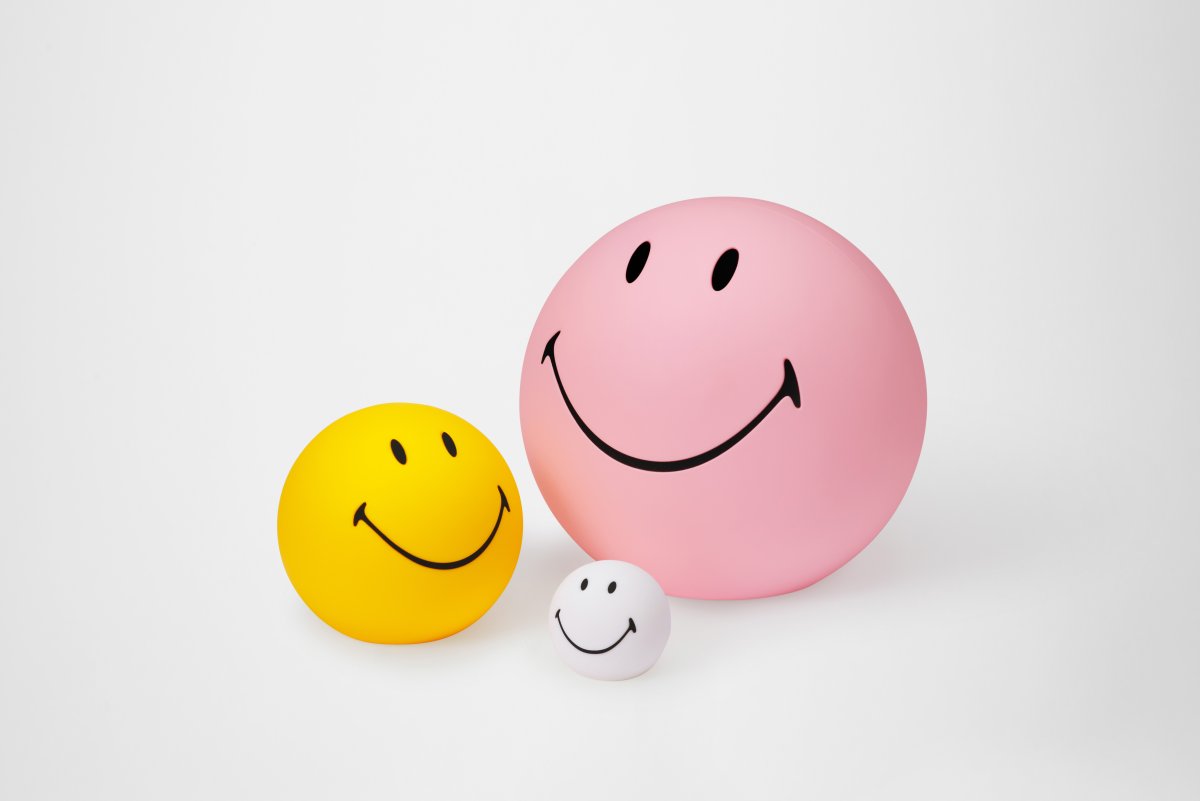 Smiley High Light Rose lampe pour enfant De Mr Maria - Smiley illumine la pi&egrave;ce d'une lumi&egrave;re chaleureuse et agr&eacute;able et vous sourit d&egrave;s votre arriv&eacute;e.