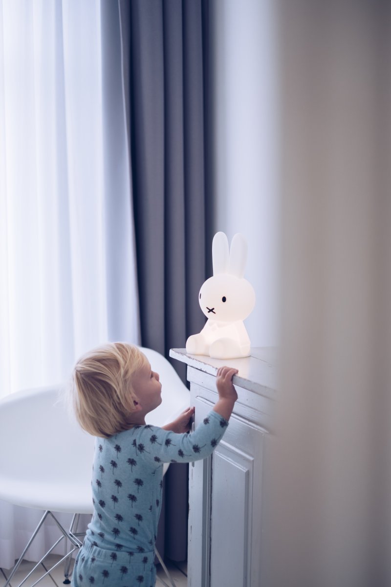 Miffy First Light Blanc lampe pour enfant De Mr Maria - Miffy First Light est rechargeable via un câble USB, mesure 30 cm de haut et dispose d'un module LED dimmable.
