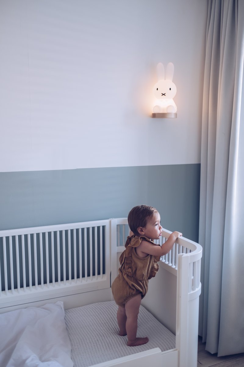 Miffy First Light Blanc lampe pour enfant De Mr Maria - Miffy First Light est rechargeable via un câble USB, mesure 30 cm de haut et dispose d'un module LED dimmable.