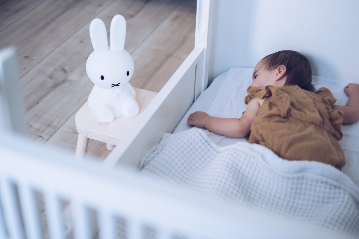 Miffy First Light Blanc lampe pour enfant De Mr Maria - Miffy First Light est rechargeable via un câble USB, mesure 30 cm de haut et dispose d'un module LED dimmable.