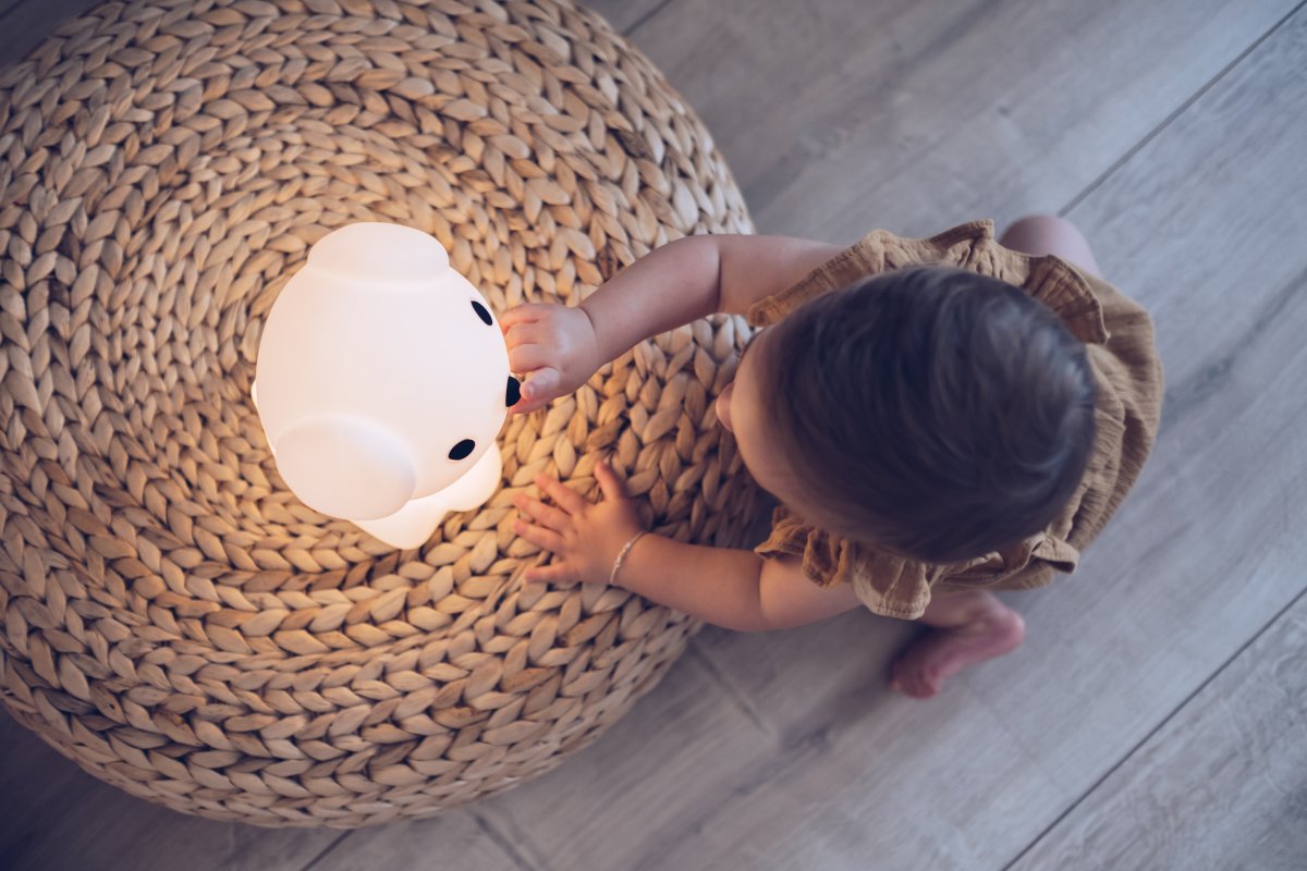 Snuffy First Light Blanc lampe pour enfant De Mr Maria - Ce petit ami joyeux et énergique reste près du lit, fournissant une lumière douce la nuit et est un compagnon sûr la nuit et un ami digne de confiance pendant la journée.