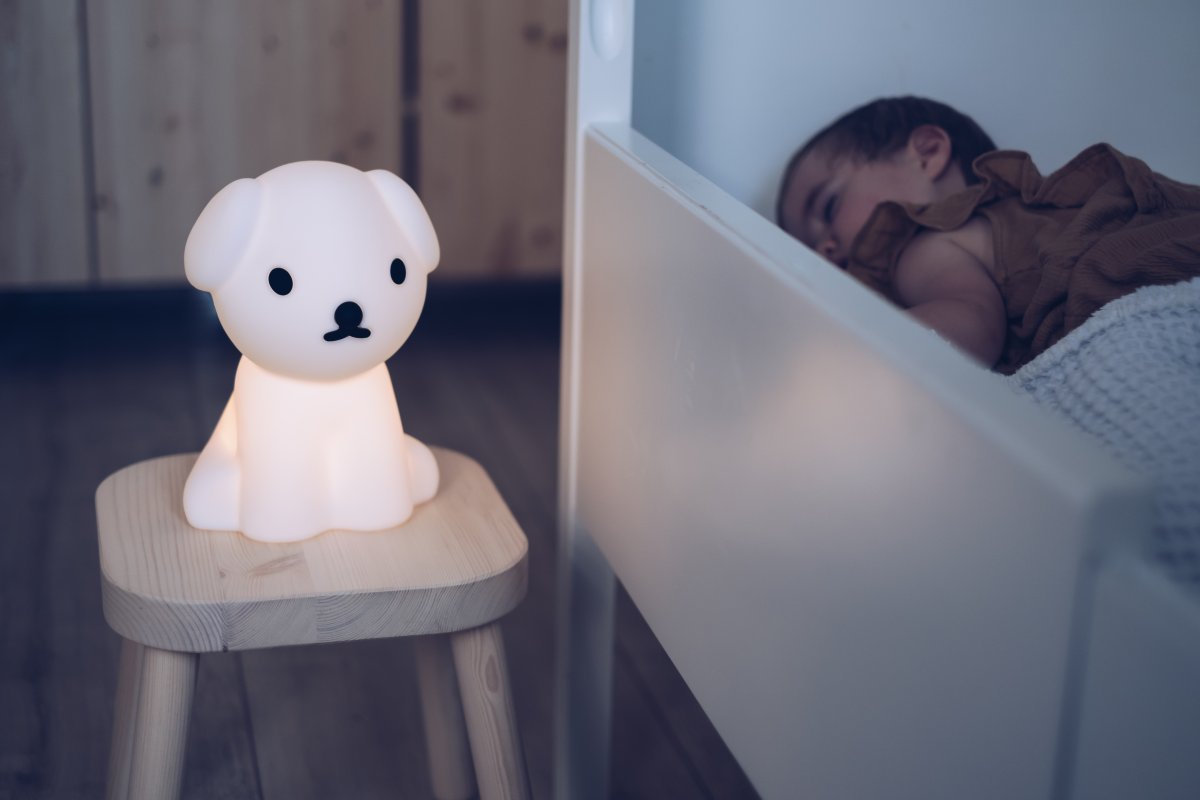 Snuffy First Light Blanc lampe pour enfant De Mr Maria - Ce petit ami joyeux et énergique reste près du lit, fournissant une lumière douce la nuit et est un compagnon sûr la nuit et un ami digne de confiance pendant la journée.