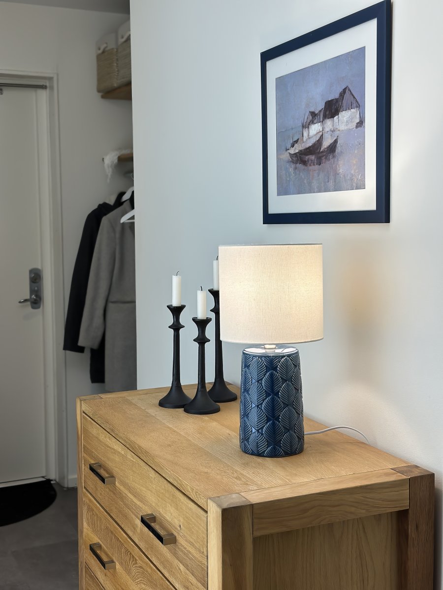 Bodil 47cm Bleu lampe de table De Aneta Lighting - Bodil est une lampe qui, avec son abat-jour blanc crème, fournit non seulement une lumière agréable mais constitue également un détail d'intérieur élégant.