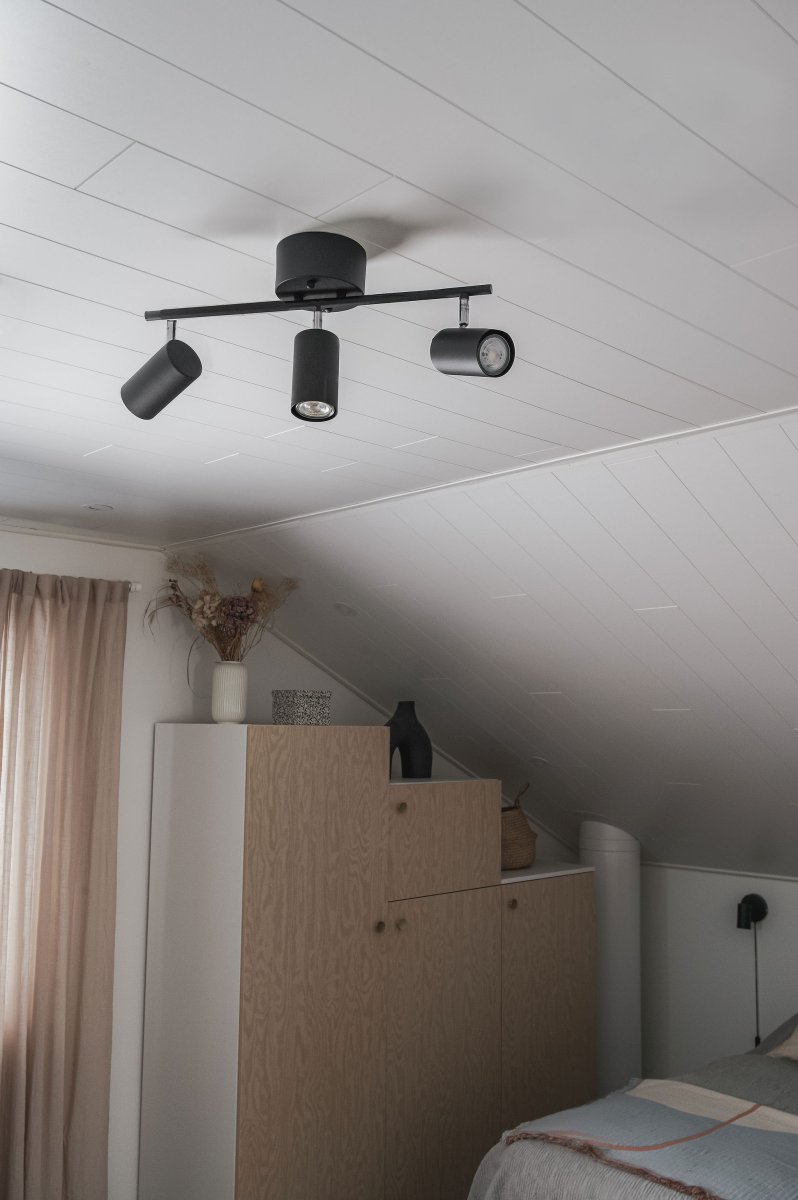 Marlina 3 Noir spot De Trio Lighting - Pour un placement précis de la lumière, les spots peuvent être tournés indépendamment les uns des autres et la lampe a une longueur de 48 cm.