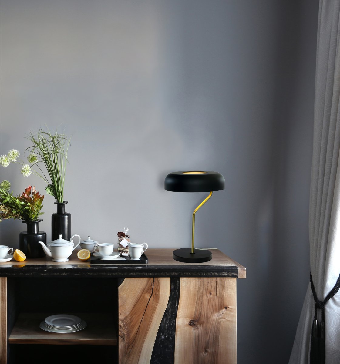 Bremen 44cm Noir/laiton lampe de table De Aneta Lighting - La lampe de table moderne Bremen, en métal noir avec des détails en laiton mat, impressionne par son design original et innovant.