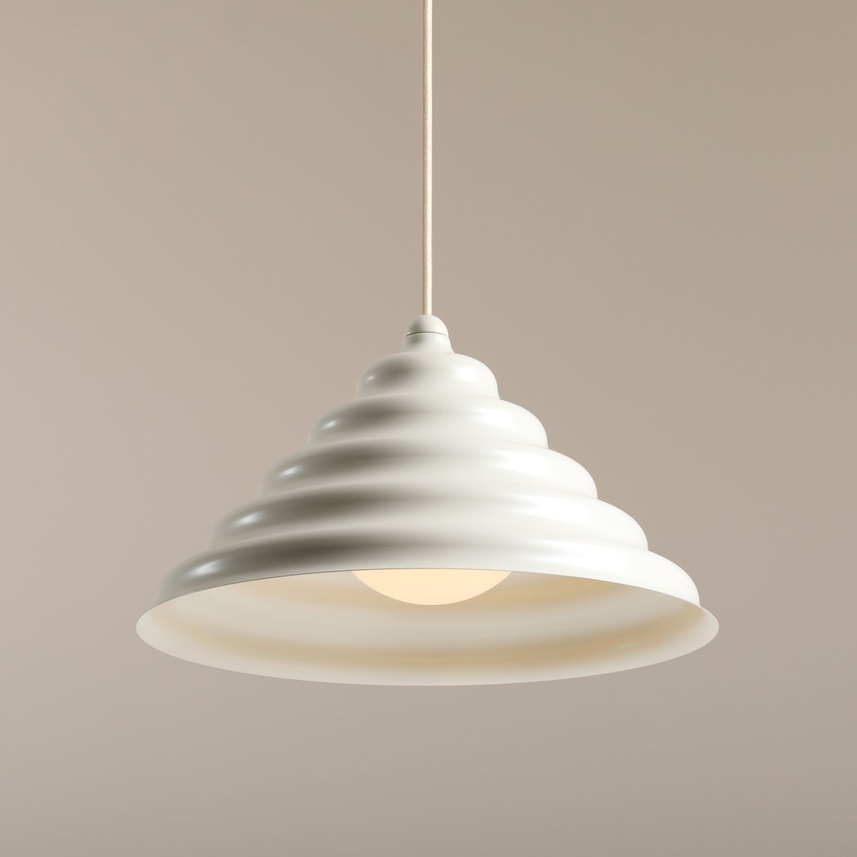 Wave Ø36 Blanc crémeux suspension De Artera - Wave est une suspension moderne au design rétro, ce qui en fait une lumière polyvalente qui s'intègre dans n'importe quelle maison.