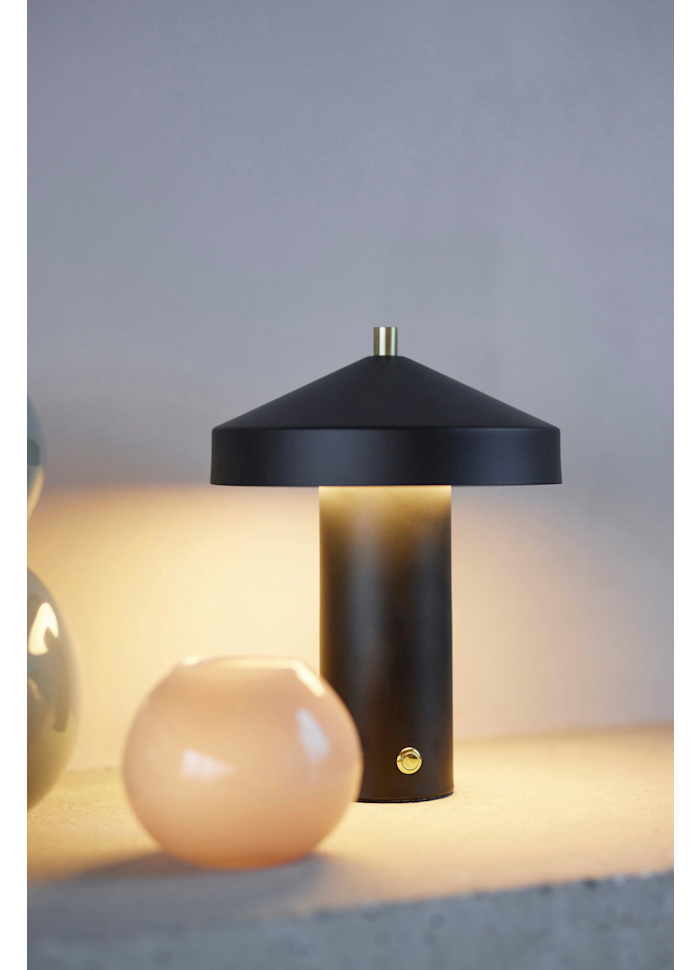 Hatto 25cm Noir portable De OYOY - Dotée de trois niveaux de gradation et d'une LED écoénergétique, elle offre une lumière agréable et personnalisable pour répondre à tous vos besoins.