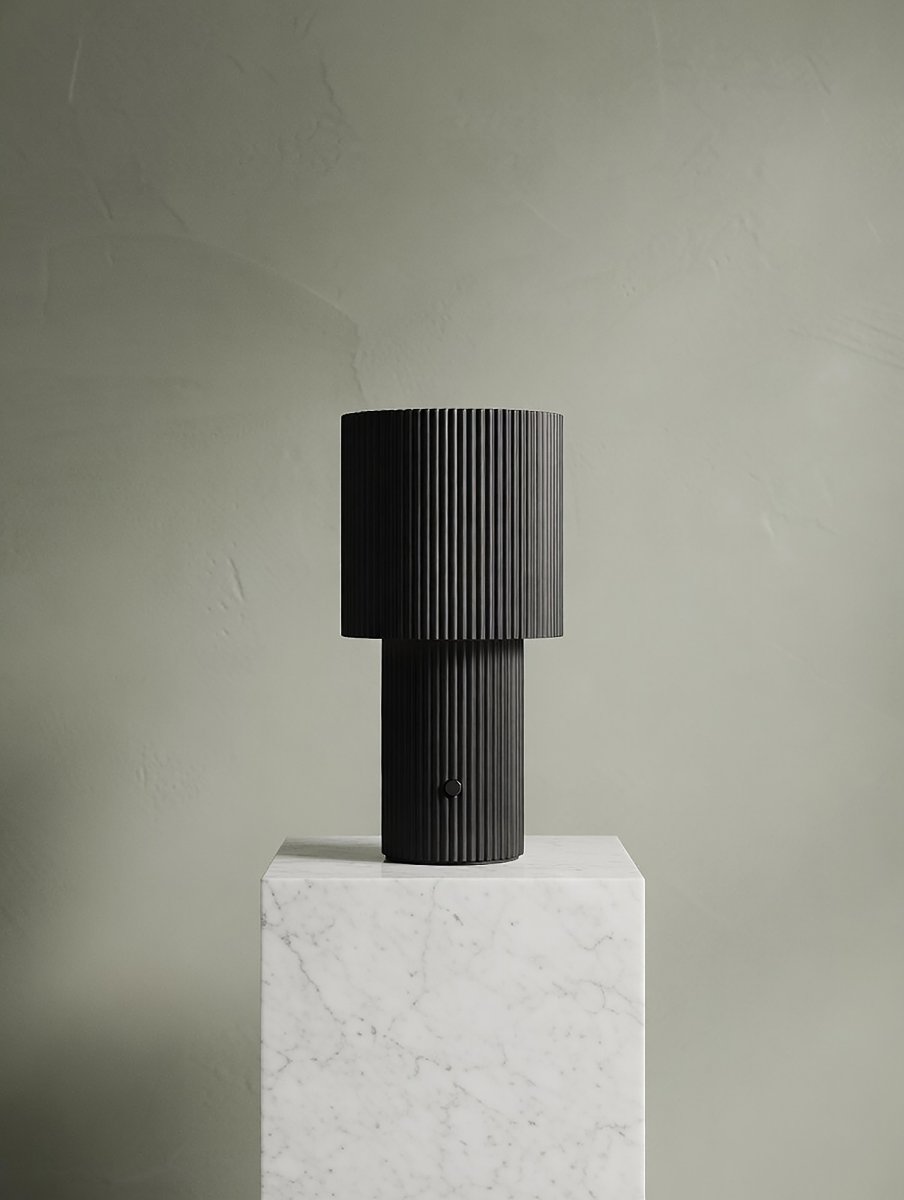 Iluma 22cm Noir portable De Herstal - Que ce soit pour profiter de matins paisibles pr&egrave;s de la fen&ecirc;tre ou d'un d&icirc;ner sur le balcon, elle est toujours &agrave; port&eacute;e de main et cr&eacute;e l'ambiance parfaite.