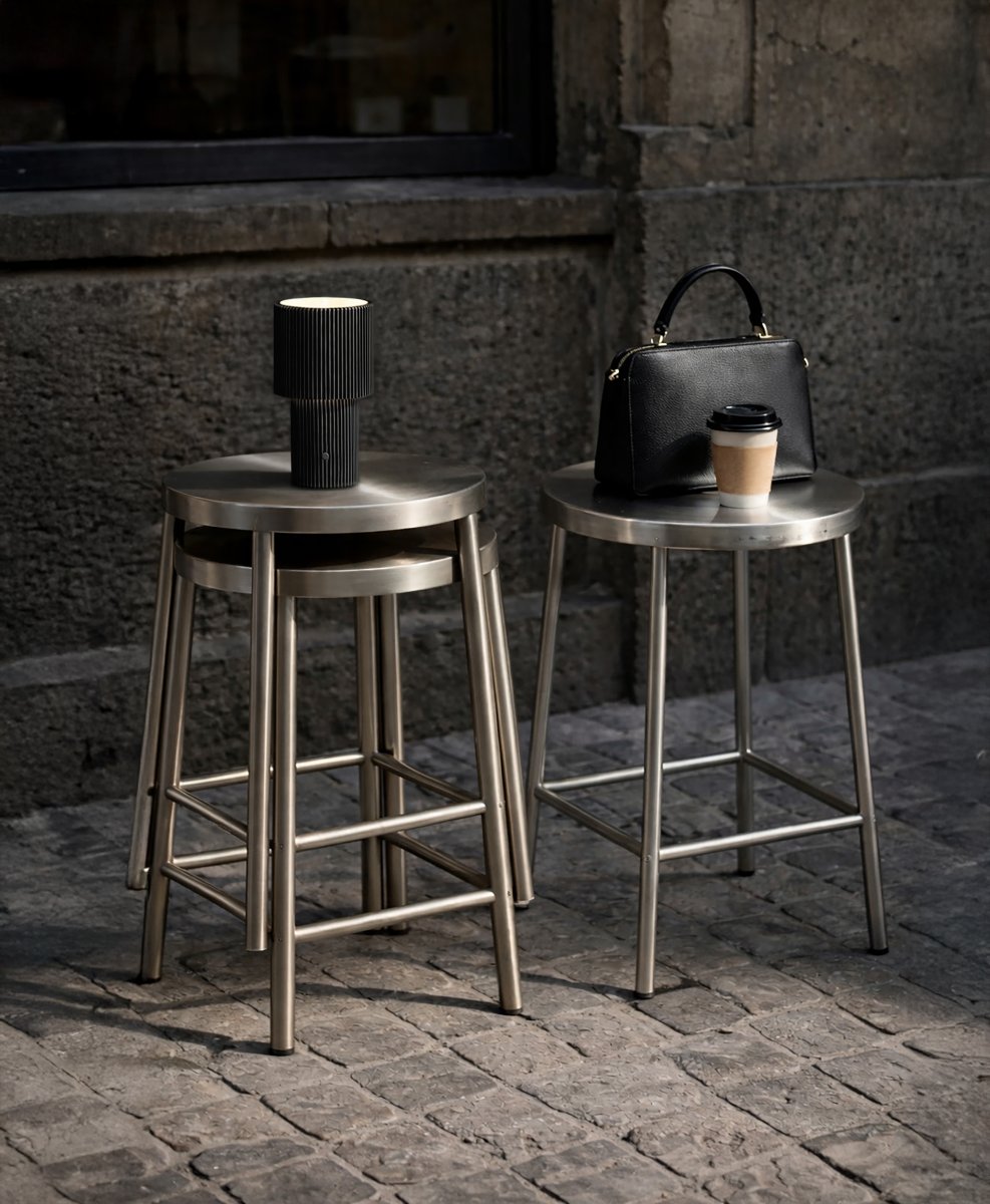 Iluma 22cm Noir portable De Herstal - Que ce soit pour profiter de matins paisibles pr&egrave;s de la fen&ecirc;tre ou d'un d&icirc;ner sur le balcon, elle est toujours &agrave; port&eacute;e de main et cr&eacute;e l'ambiance parfaite.