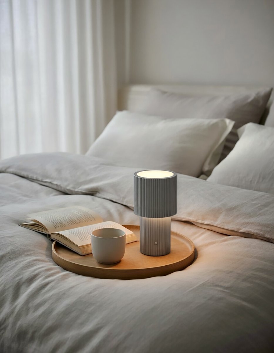 Iluma 22cm Argent portable De Herstal - Que ce soit pour profiter de matins paisibles près de la fenêtre ou d'un dîner sur le balcon, elle est toujours à portée de main et crée l'ambiance parfaite.