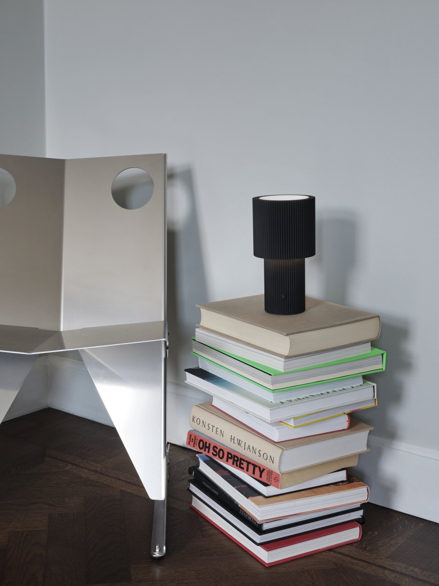 Iluma 22cm Noir portable De Herstal - Que ce soit pour profiter de matins paisibles pr&egrave;s de la fen&ecirc;tre ou d'un d&icirc;ner sur le balcon, elle est toujours &agrave; port&eacute;e de main et cr&eacute;e l'ambiance parfaite.